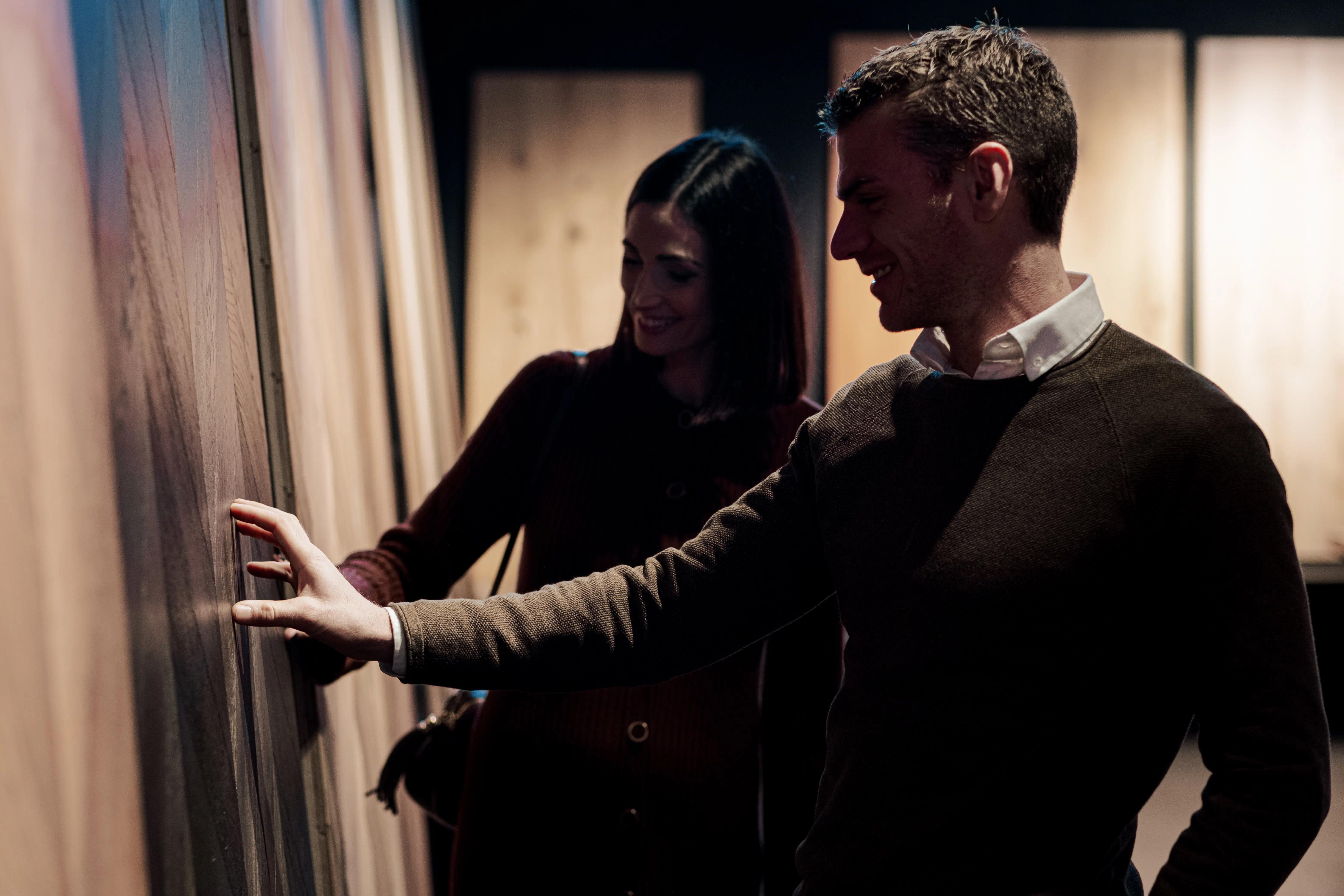 Coppia di persone che tocca i prodotti in legno di Cabbia