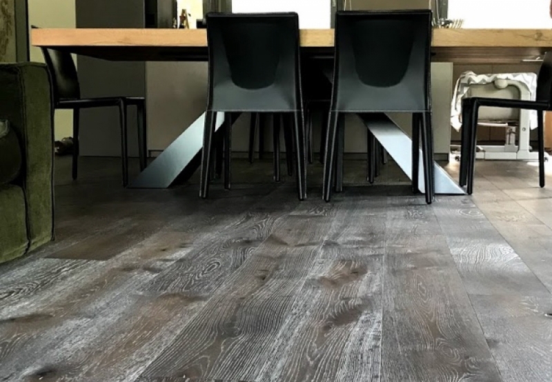 Tavolo e sedie su un parquet in Quercia Volterra di Cabbia