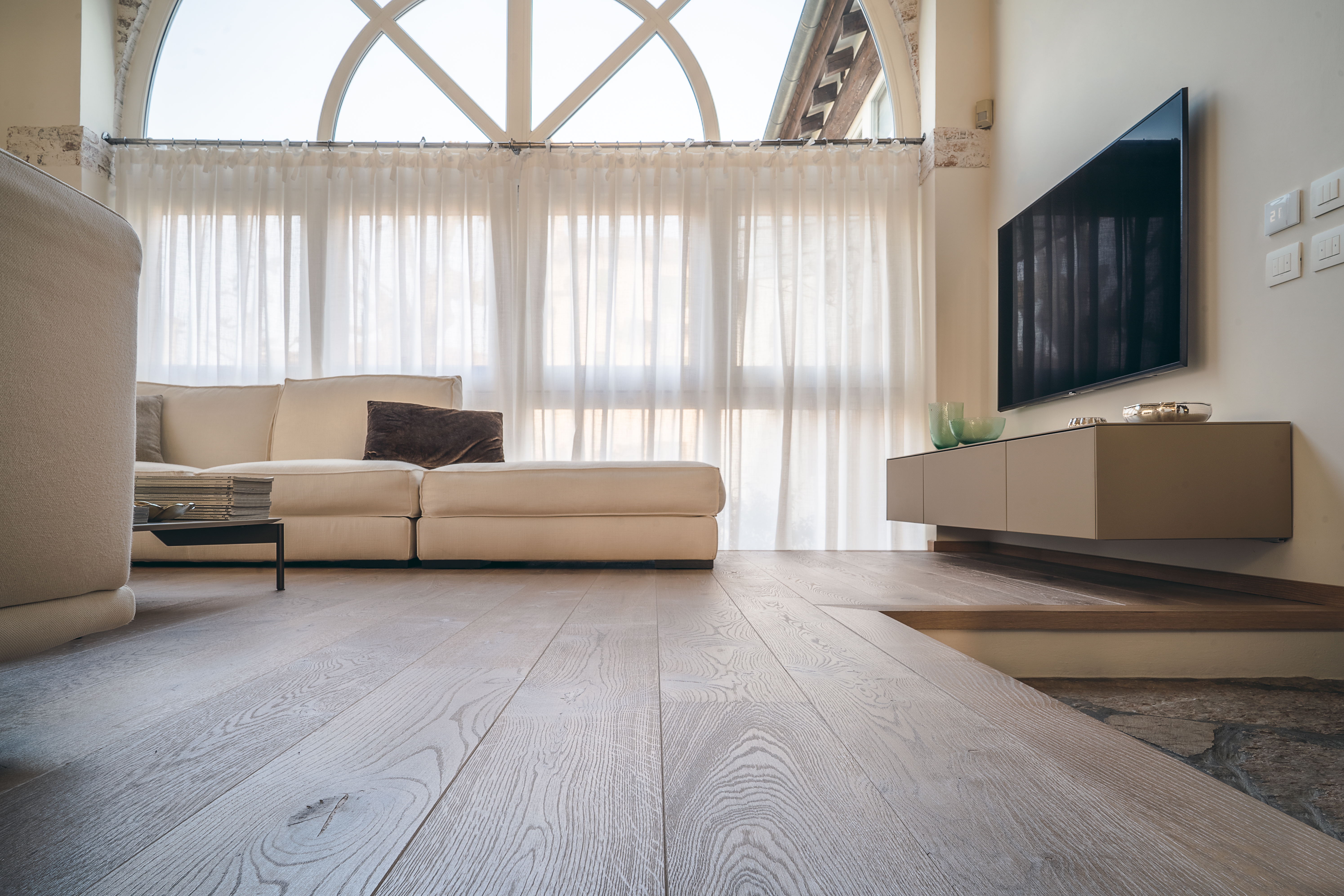 Salotto con parquet Moravia di Cabbia