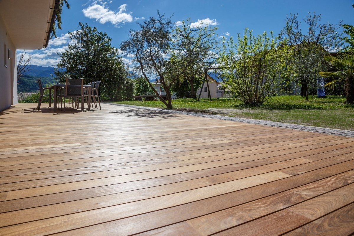 Piazzale affacciato al giardino con parquet in legno Ipè di Cabbia