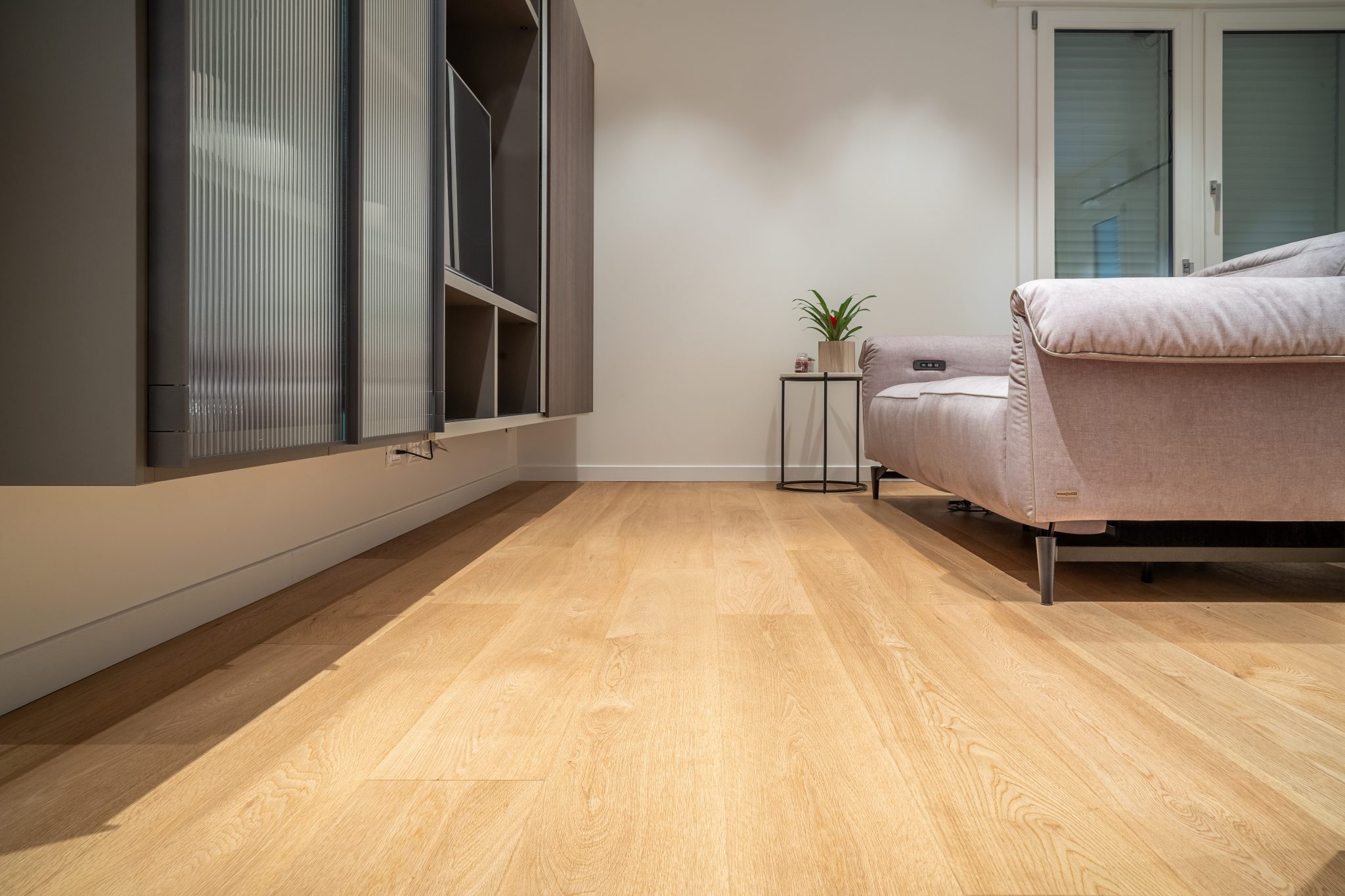 Soggiorno con Parquet in Rovere Natural Classic di Cabbia