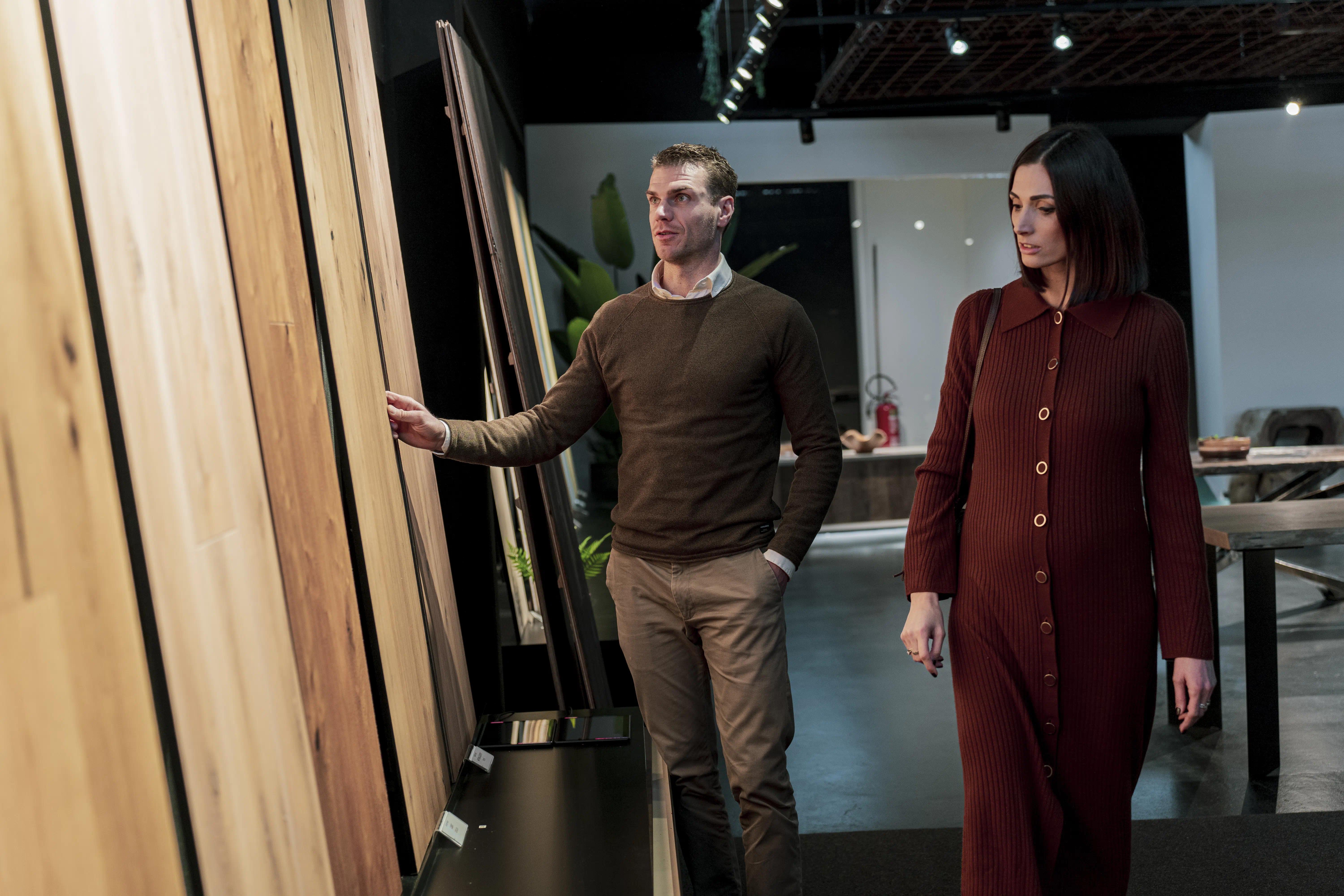 Coppia di persone che esplora i parquet di Cabbia