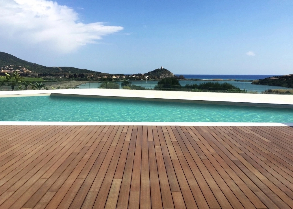 Piscina con pavimentazione esterna in legno Cabbia Outdoor