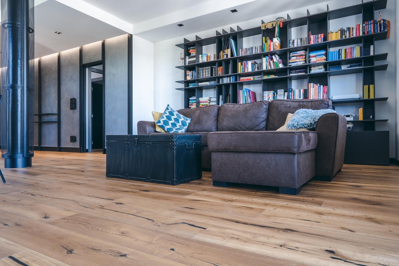 Divano e Libreria su un parquet di Quercia Tempi Antichi Naturale di Cabbia