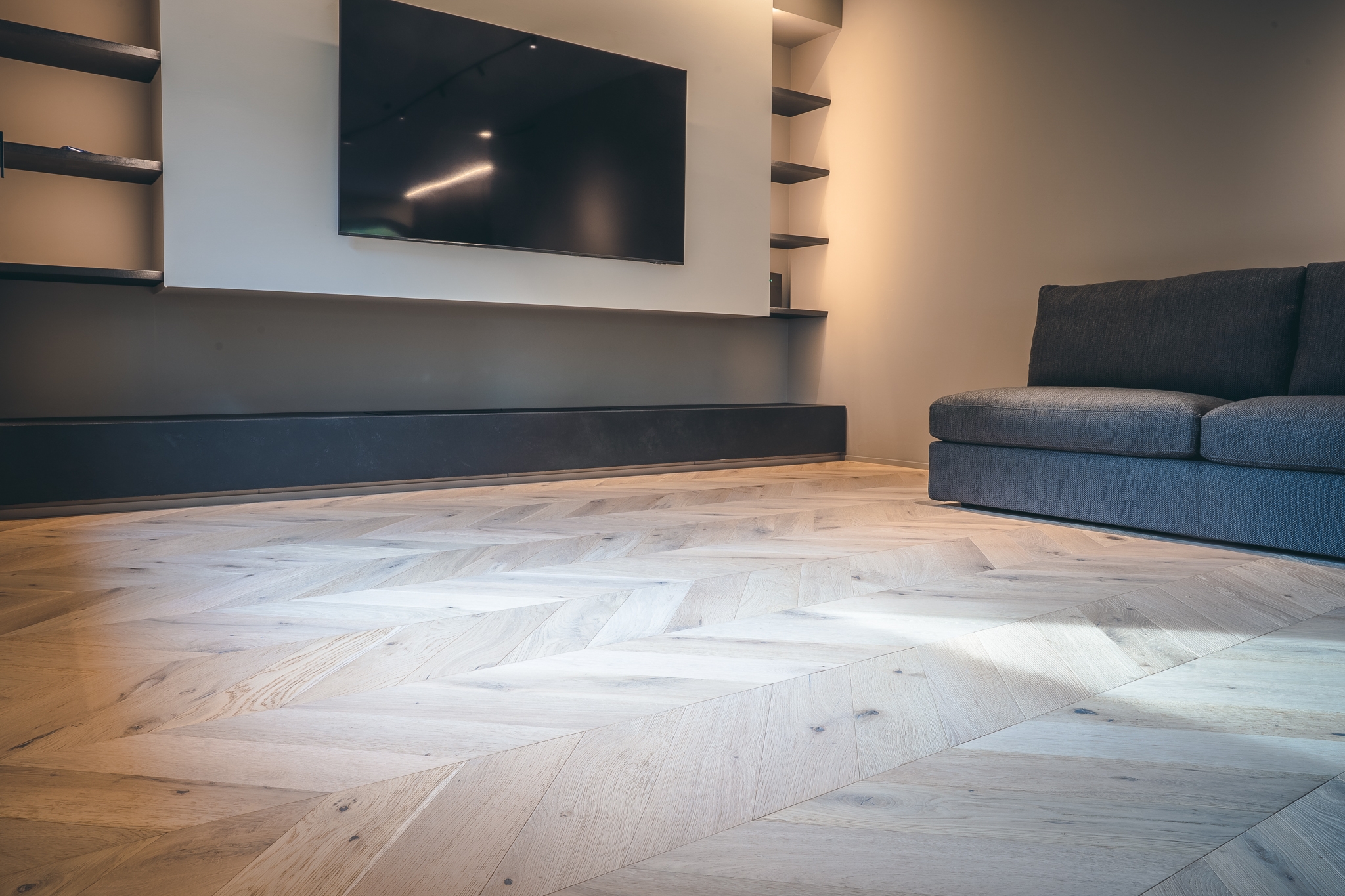 Salotto con Parquet a Spina francese in Rovere naturalizzato di Cabbia