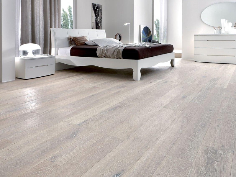 Camera da letto con Parquet Vogue Decapè Vintage di Cabbia