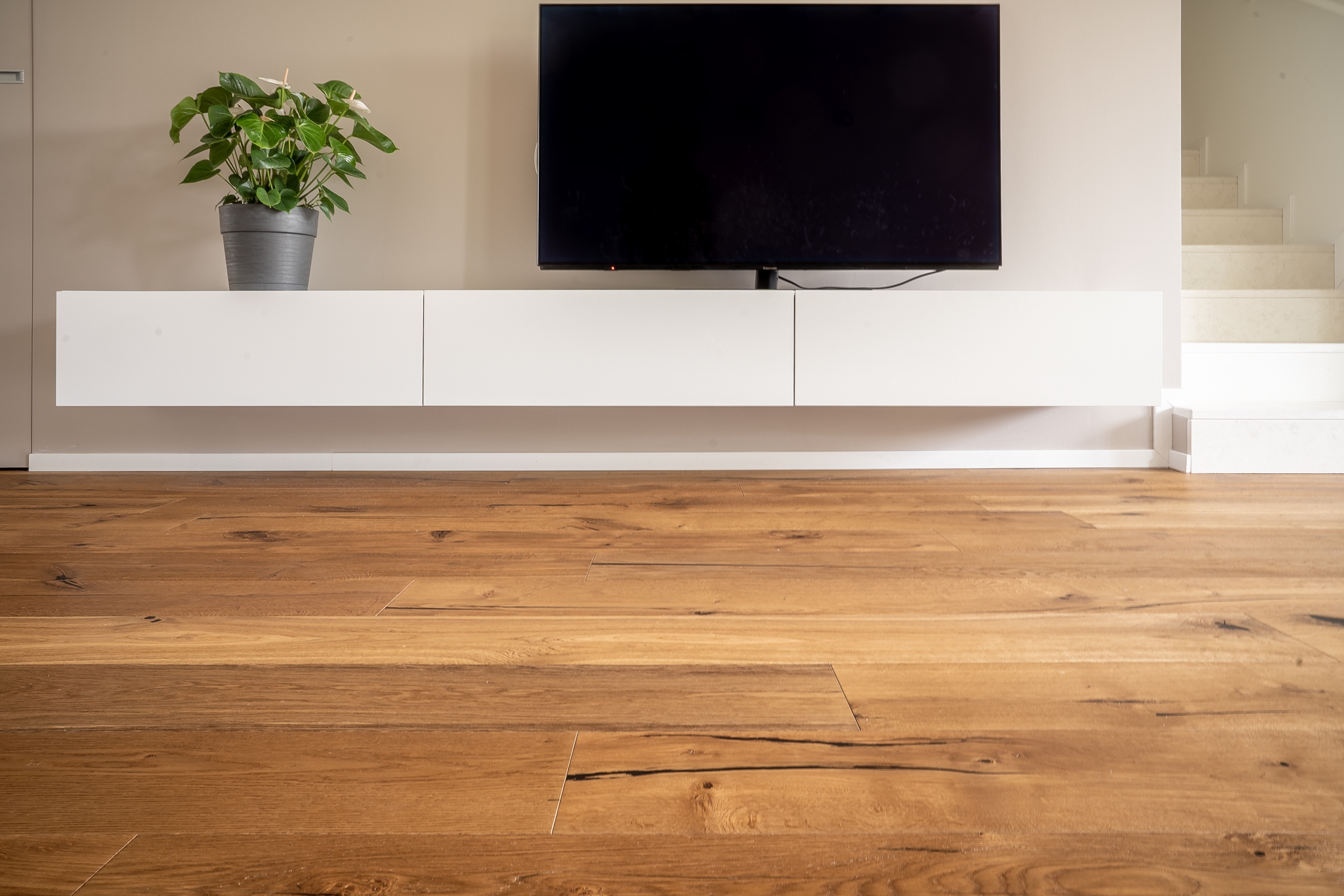 un soggiorno con pavimento in legno