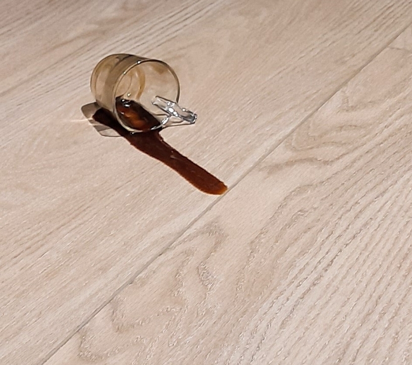 Tazzina per caffè su parquet in legno Crudo di Cabbia