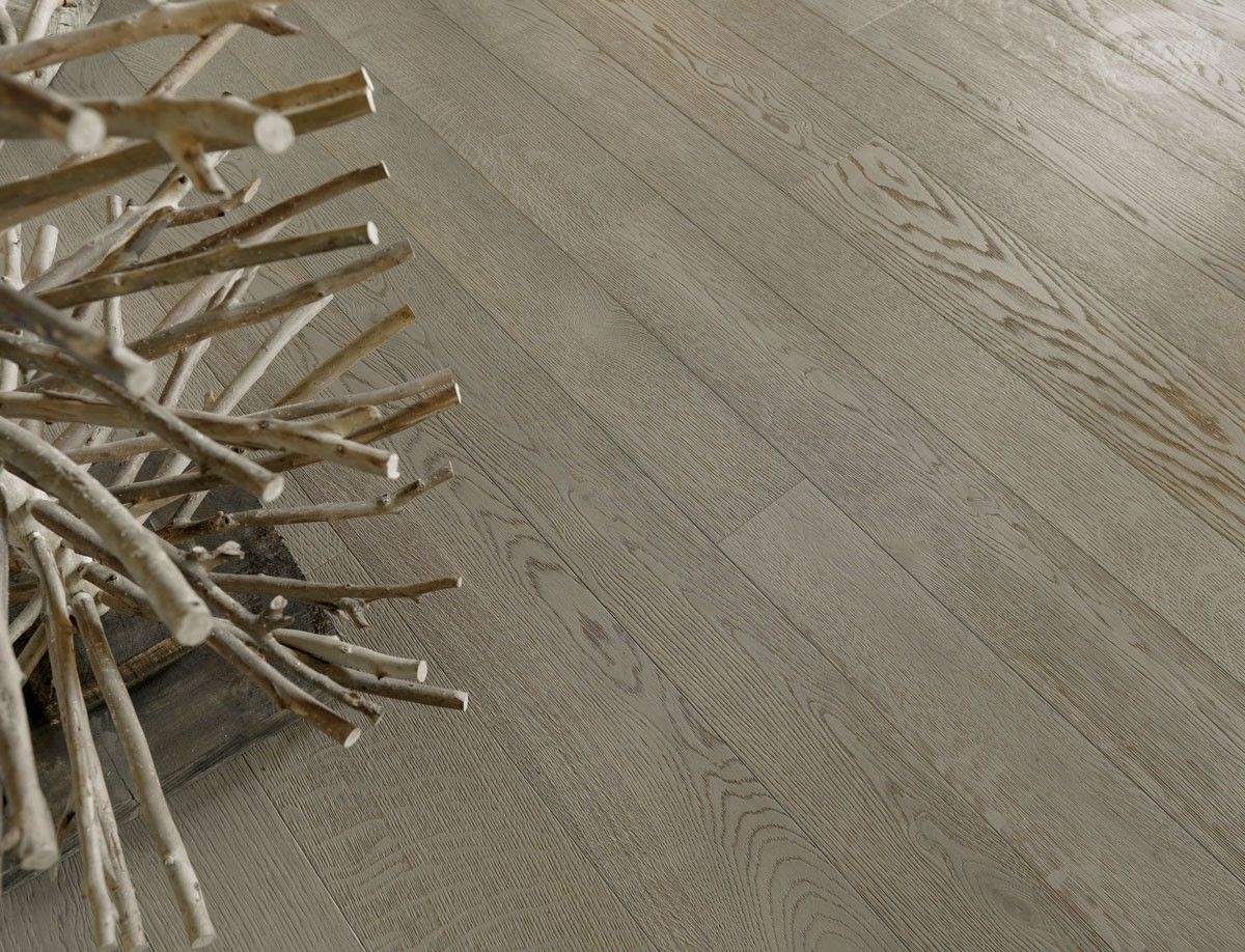 Elemento decorativo in legno su un Parquet in Rovere Naturale Spazzolato Verniciato di Cabbia