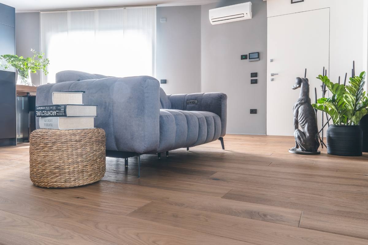 Salotto con Parquet in Noce Americano Crudo di Cabbia