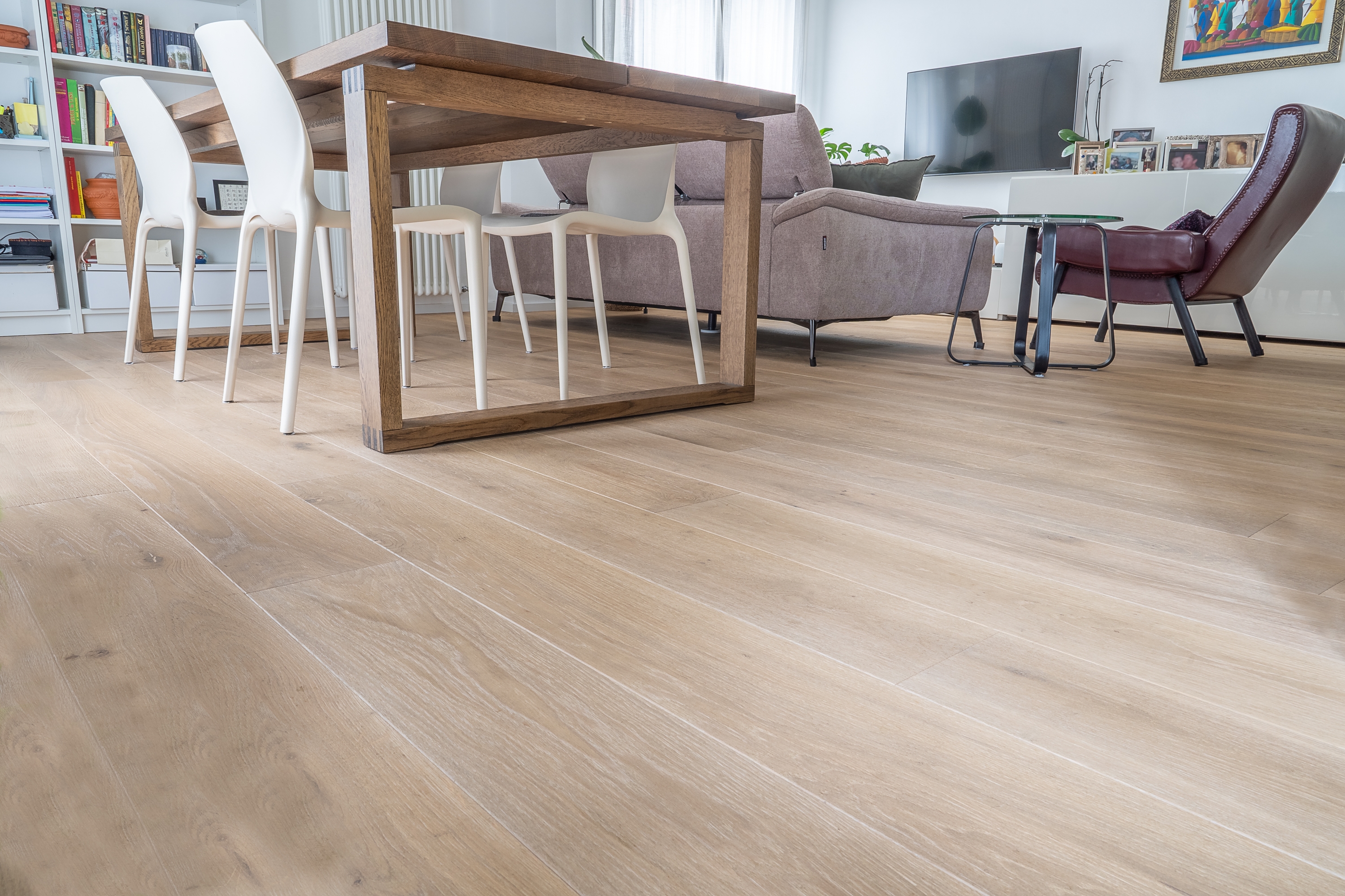 Sala da pranzo con parquet Moravia di Cabbia