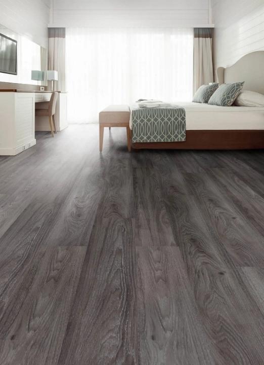 Interno di camera d'albergo con pavimento in legno vinilico Cabbia Extremo