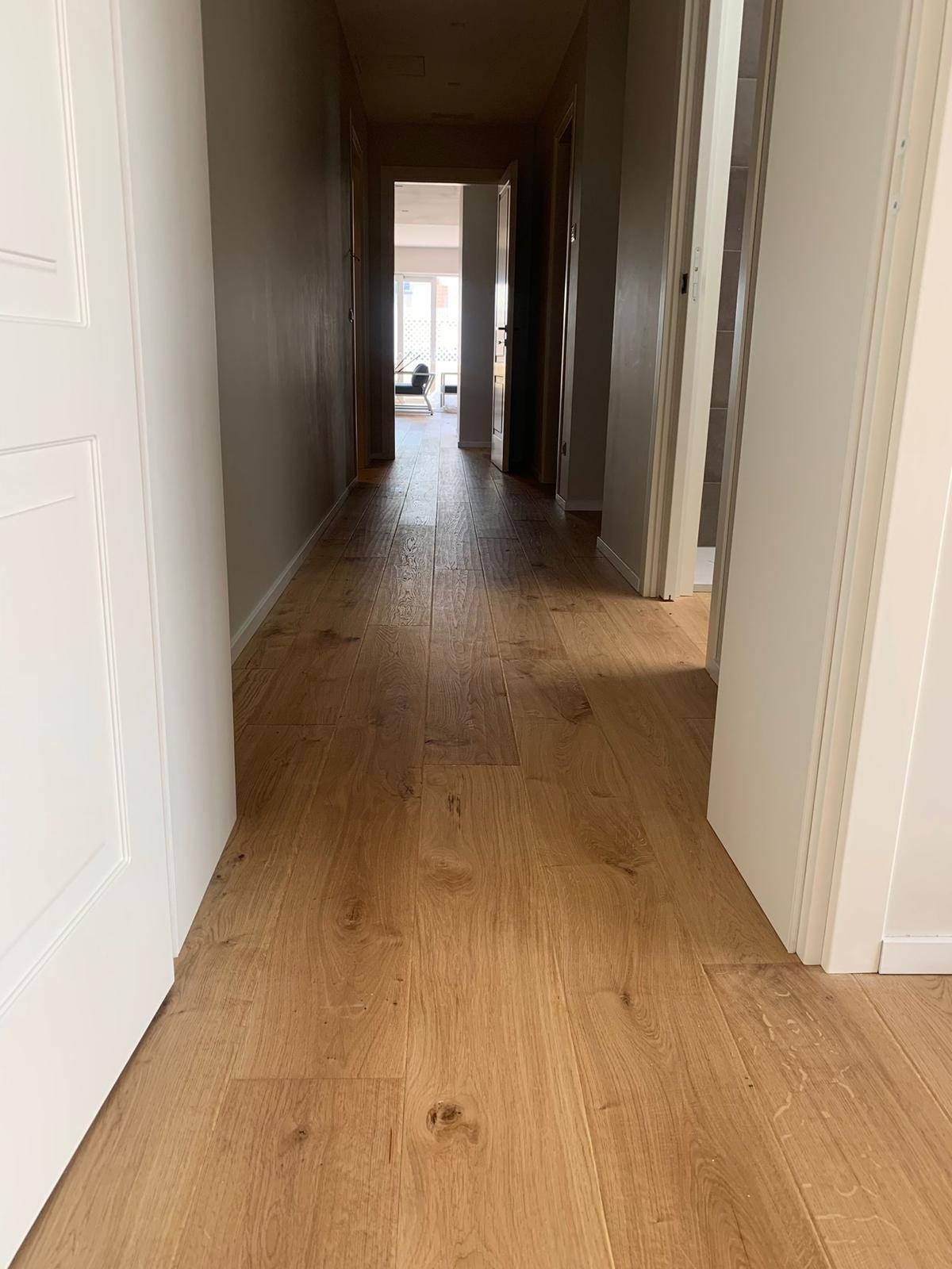Corridoio con parquet Piallato Rustik linea Luxury di Cabbia