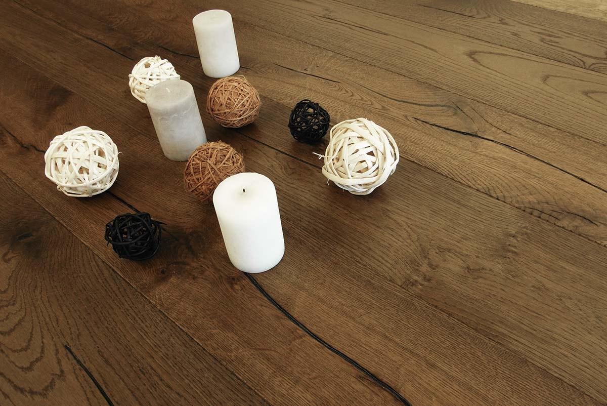 Candele ed elementi decorativi su un Parquet Luxury Rovere Provenza di Cabbia