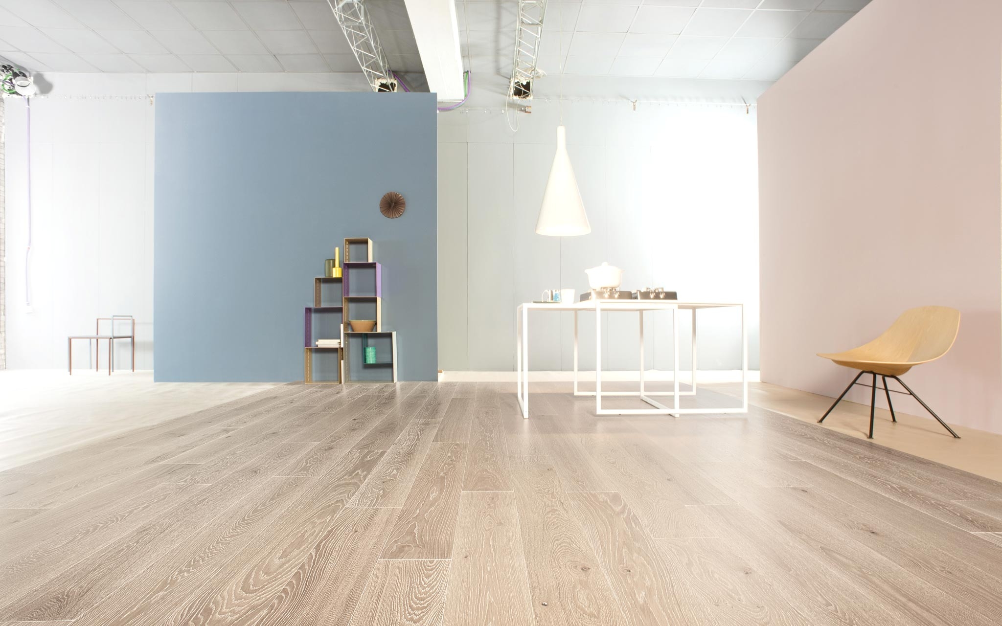 Stanza con parquet Decapè Light Luxury di Cabbia