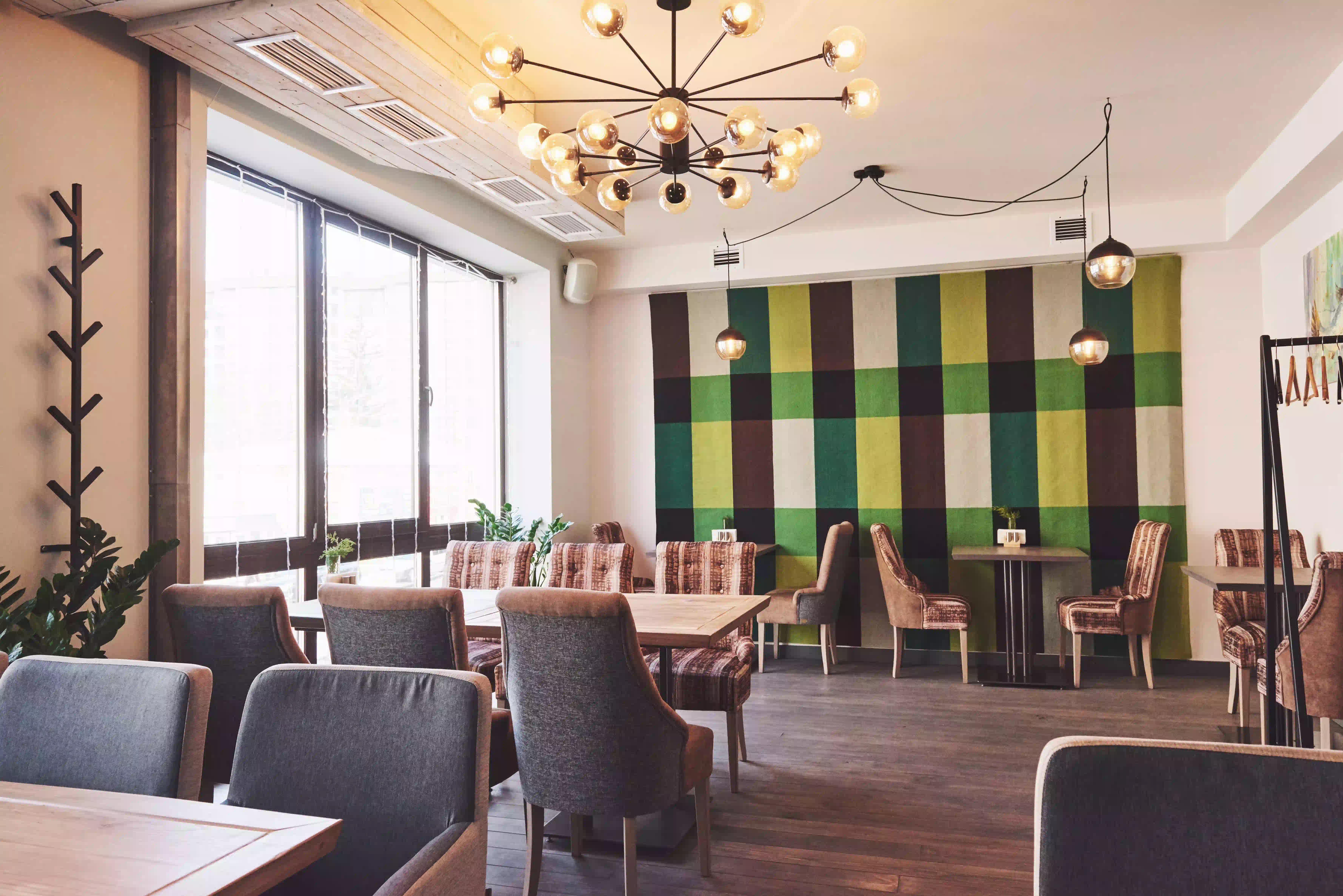 Interno di ristorante con pavimento in legno vinilico Cabbia Extremo