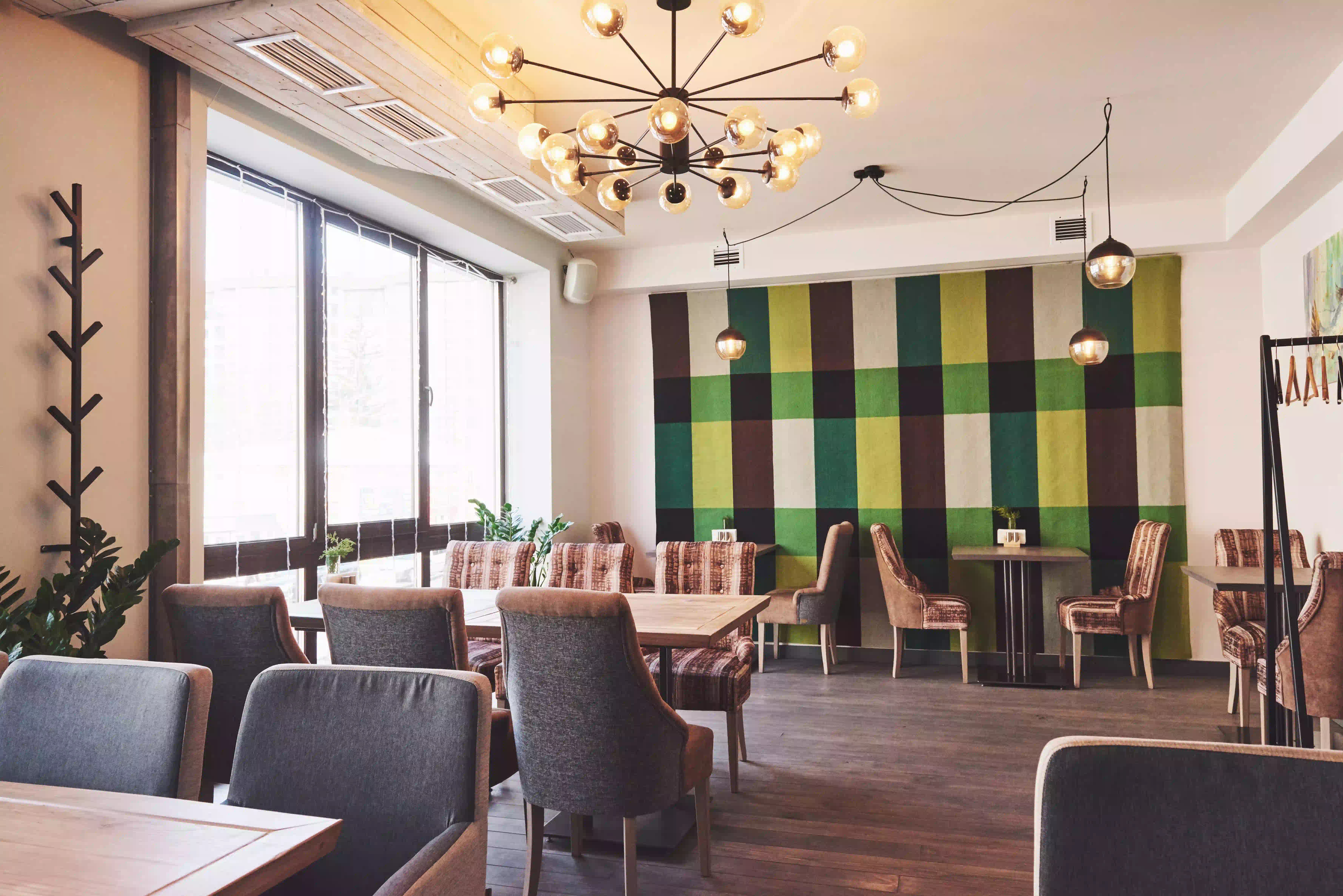 Interno di ristorante con pavimento in legno vinilico Cabbia Extremo