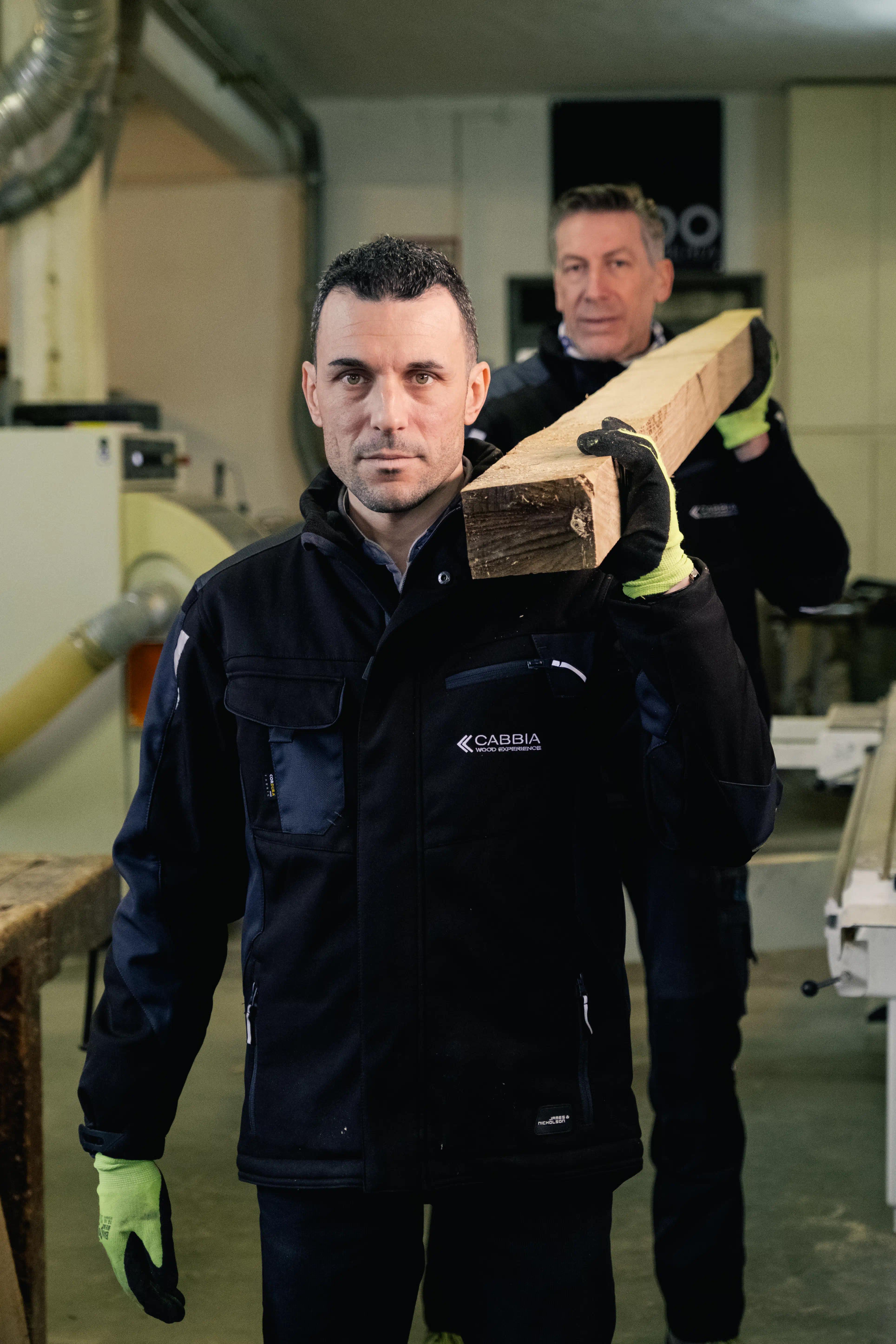 Artigiani di Cabbia che trasportano asse di legno sulle spalle