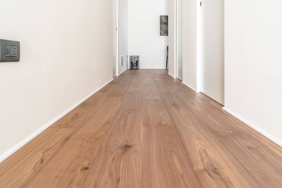 Corridoio con Parquet in Noce Americano Crudo di Cabbia