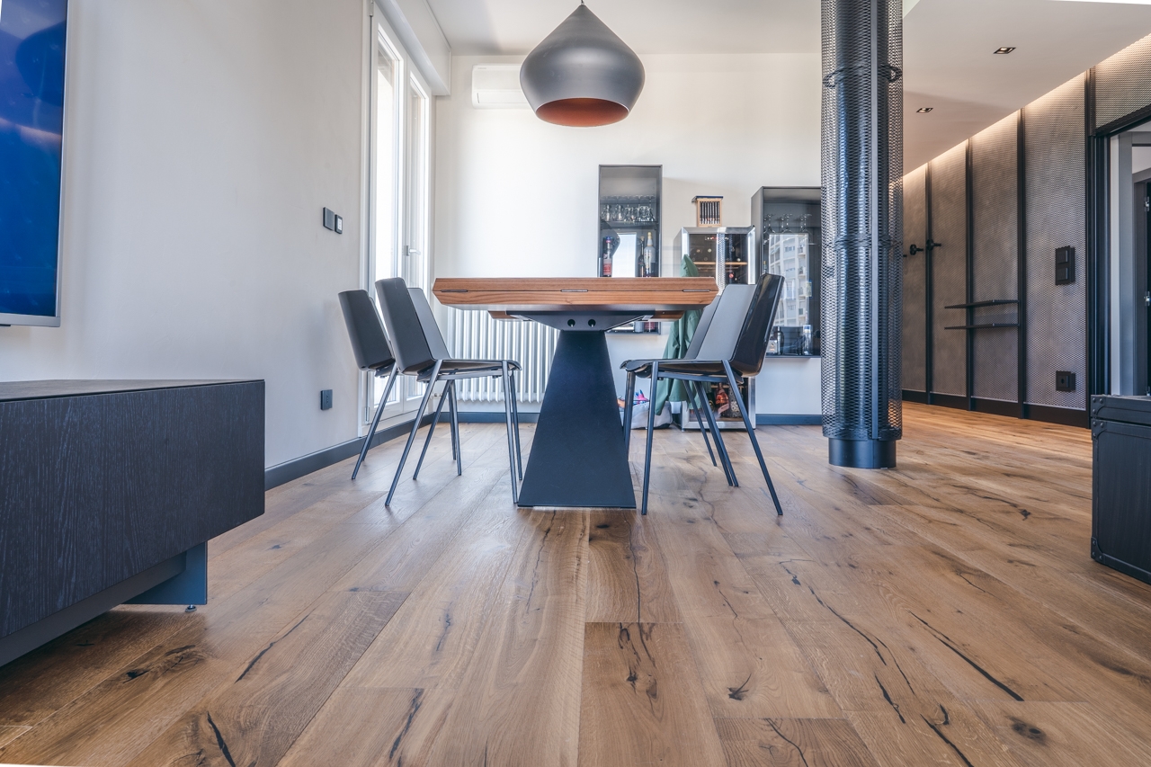 Sala da pranzo con parquet di Quercia Tempi Antichi Naturale di Cabbia