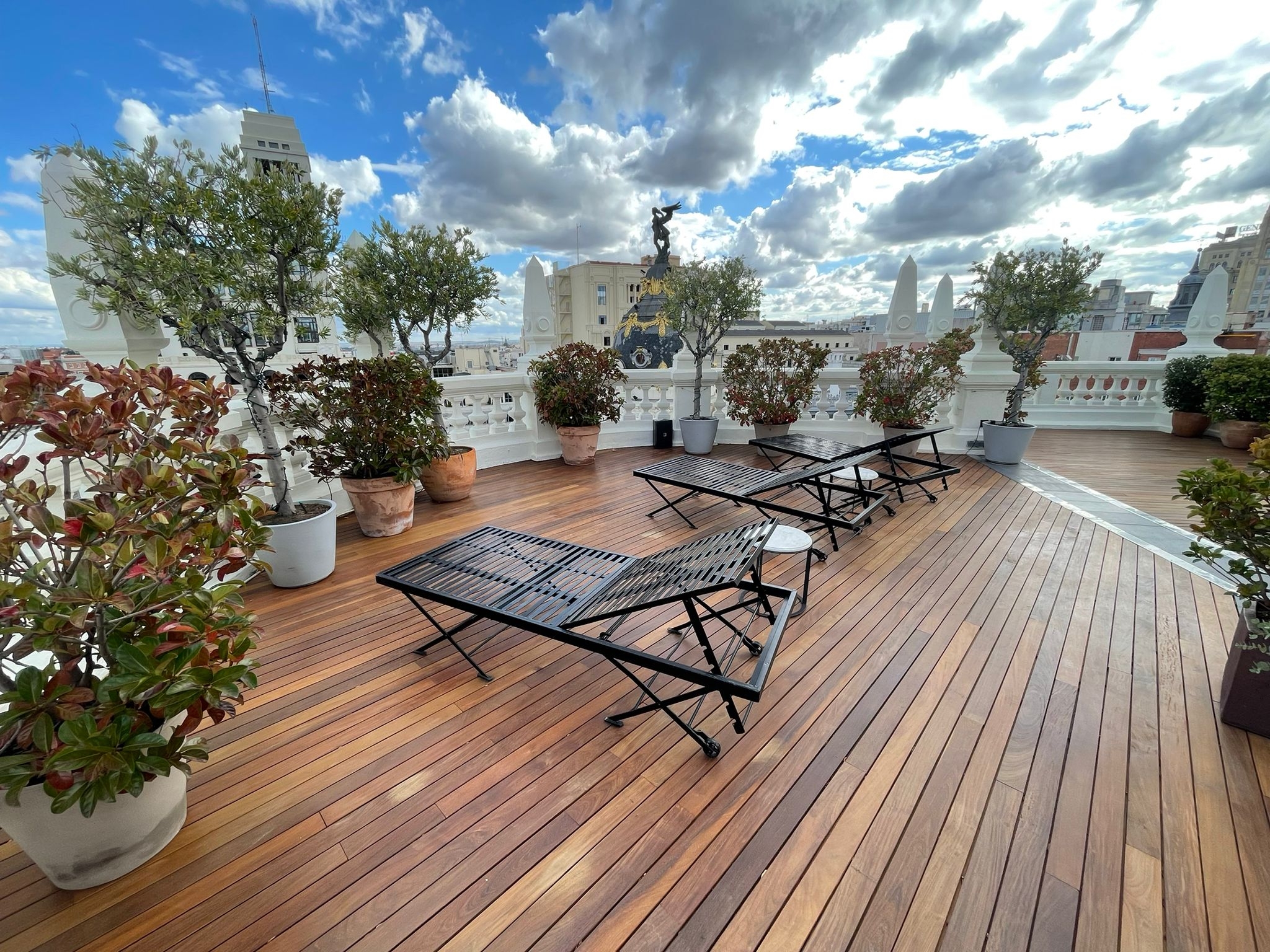 Terrazzo con lettini e piante con parquet in legno Ipè di Cabbia