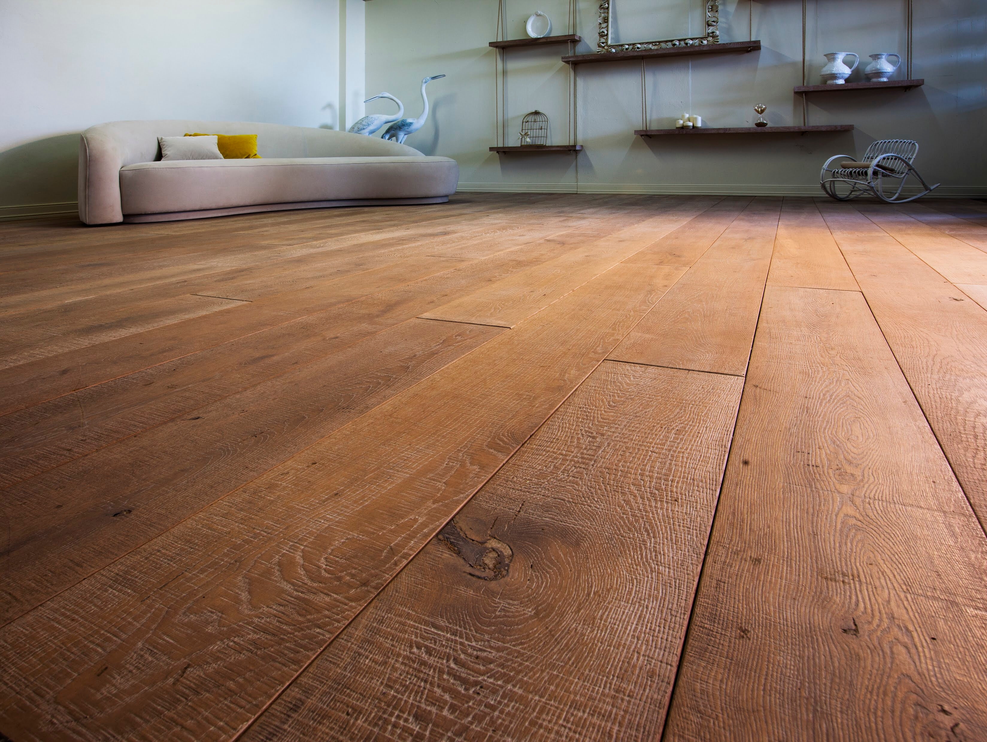 Soggiorno con parquet in Quercia Miele Taglio Sega di Cabbia