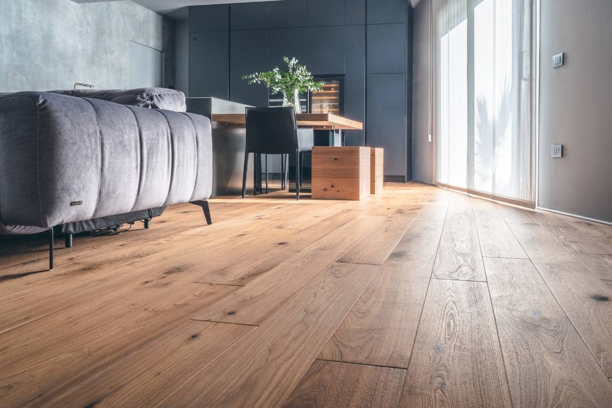 Salotto con Parquet in Noce Americano Crudo di Cabbia