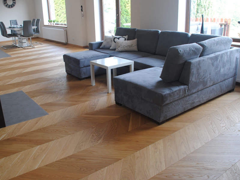 Salotto con parquet a Spina Francese Large Rovere naturale di Cabbia