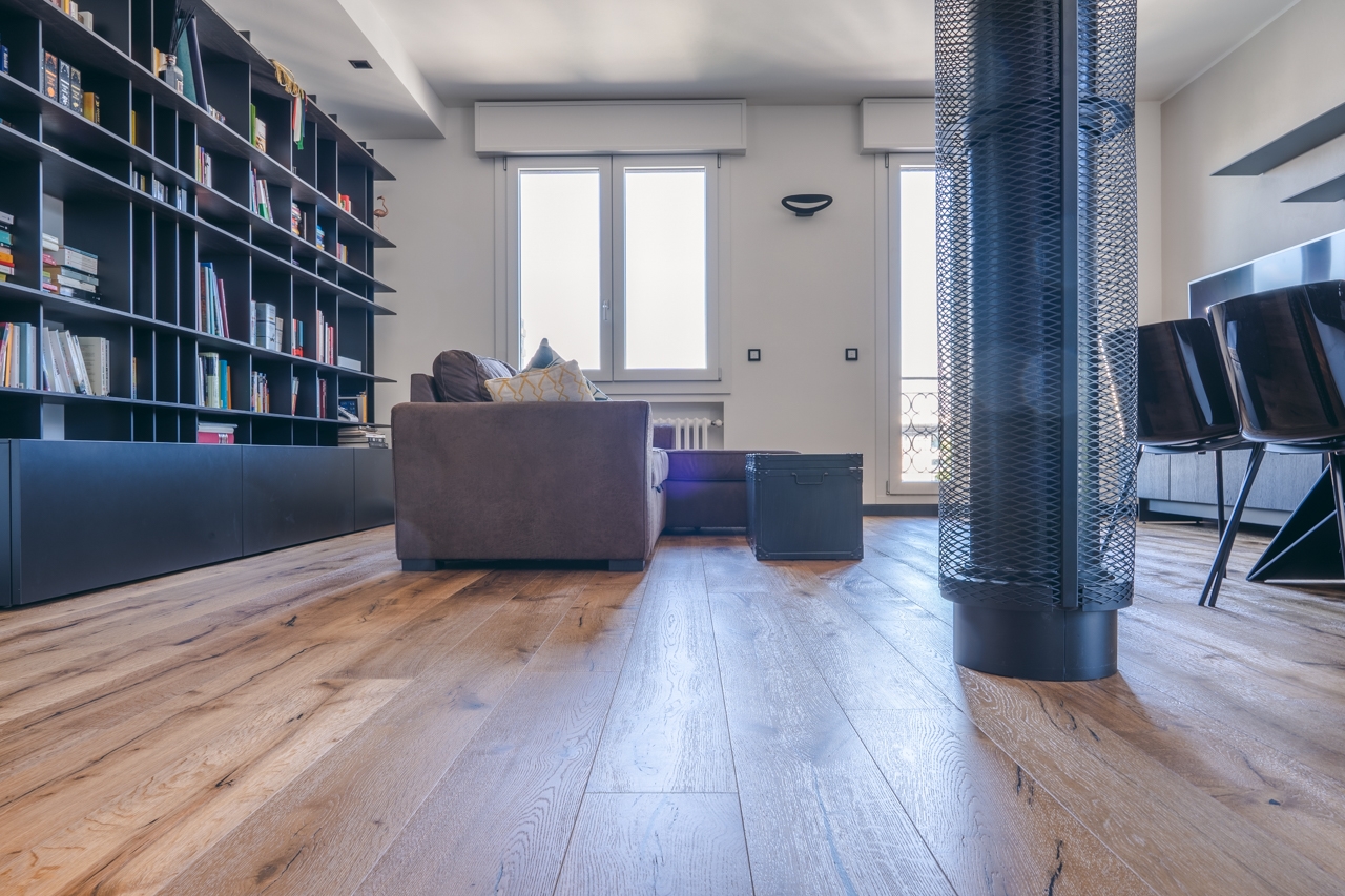 Soggiorno con parquet di Quercia Tempi Antichi Naturale di Cabbia
