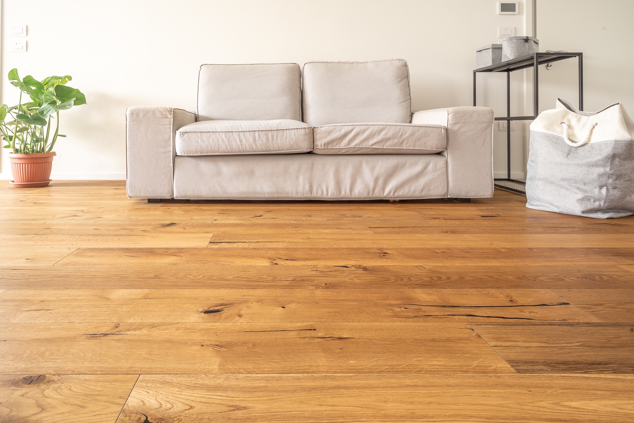 Divano bianco su Parquet in legno di Quercia Tempi antichi Smoked di Cabbia