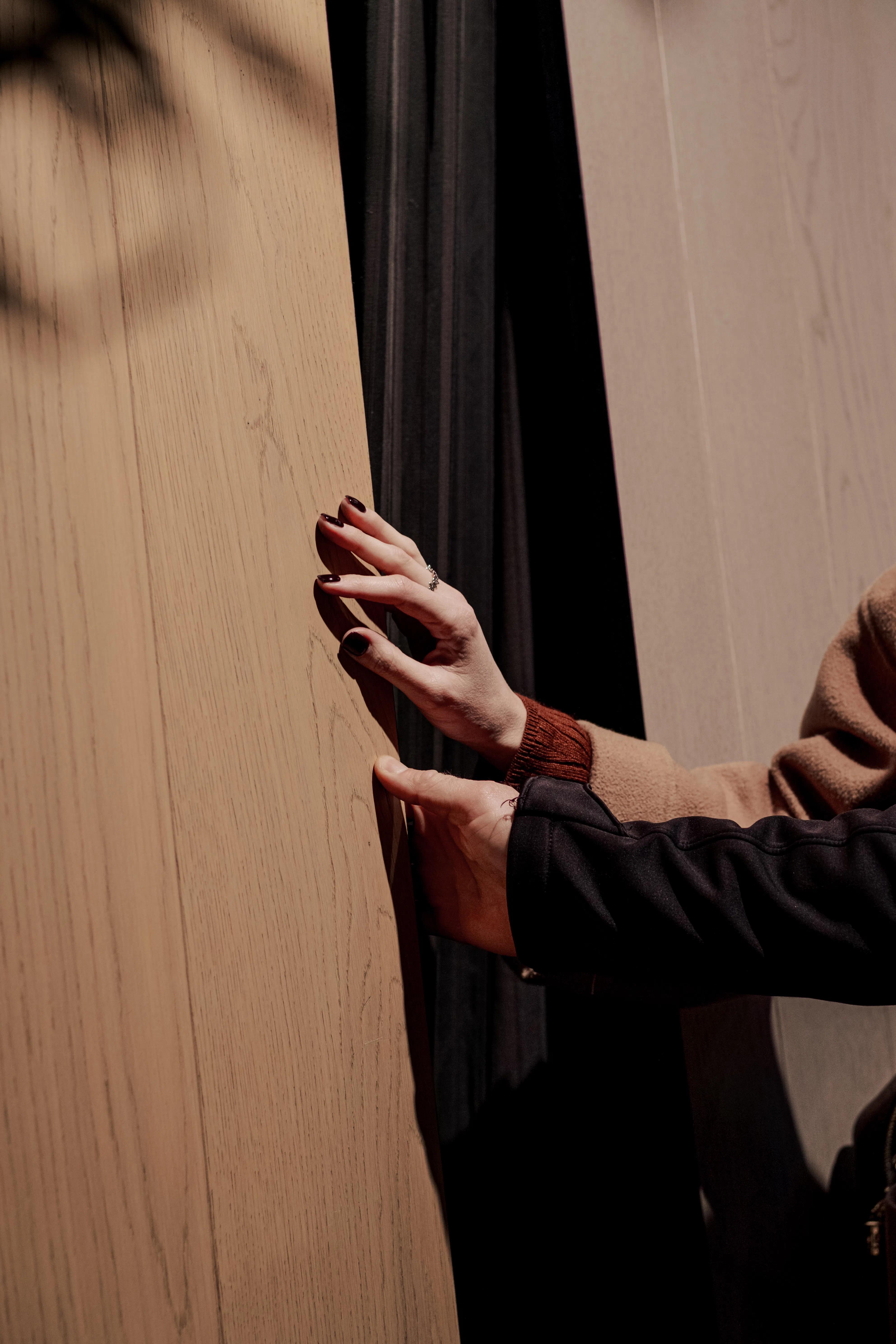 Coppia di persone che tocca assi di parquet di Cabbia