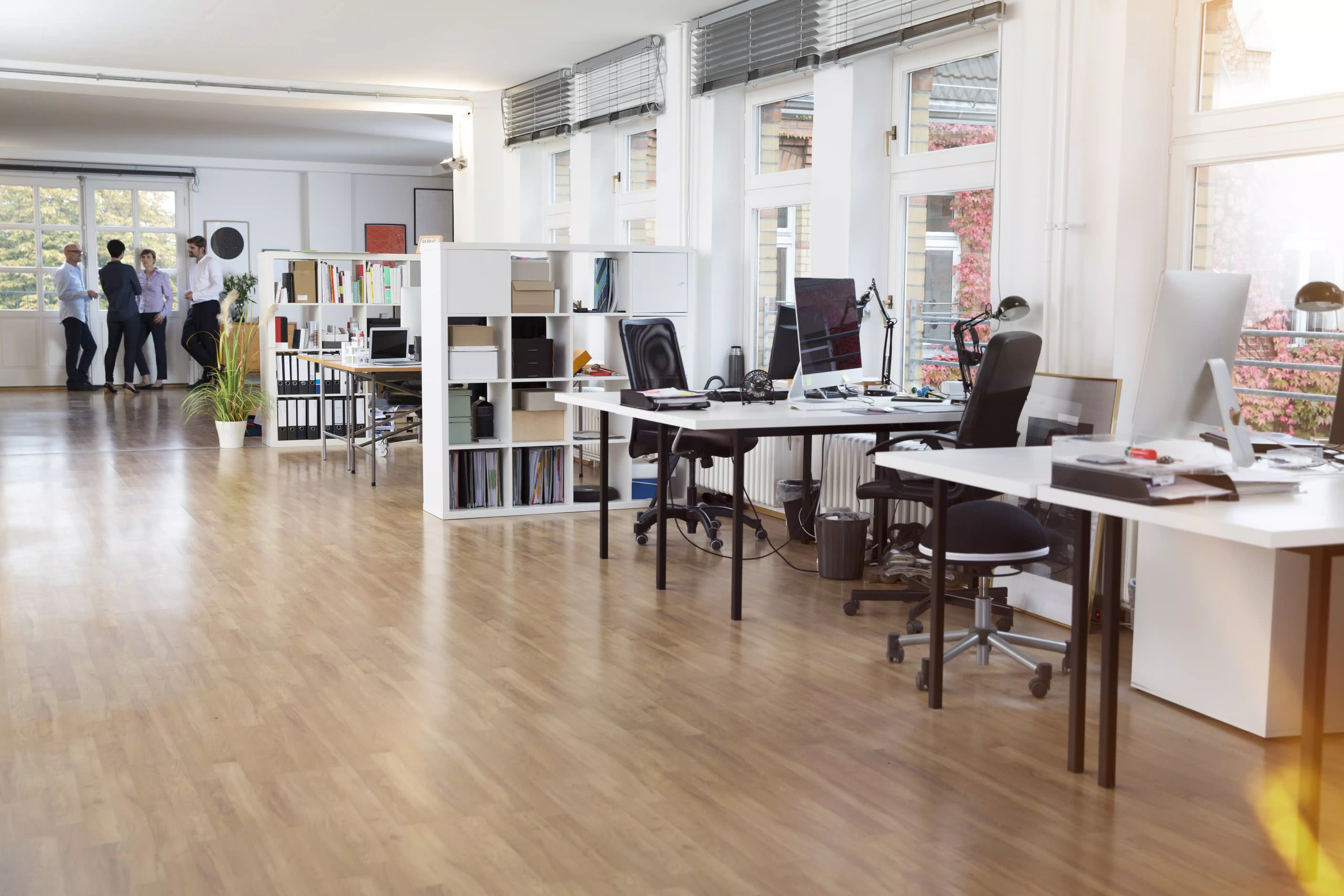 Interno di uffici con pavimento in legno vinilico Cabbia Extremo