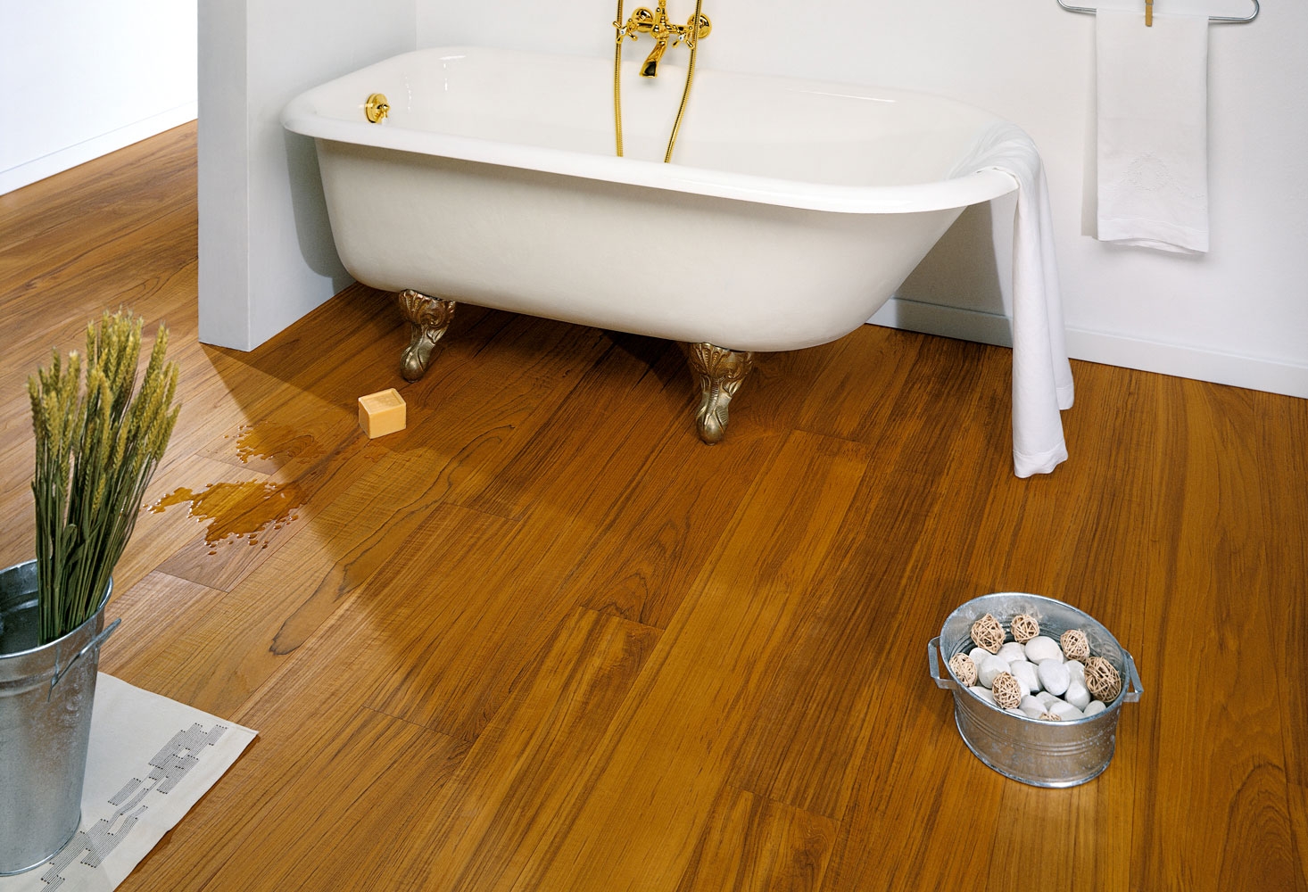 Bagno con Parquet in Teak Burma di Cabbia