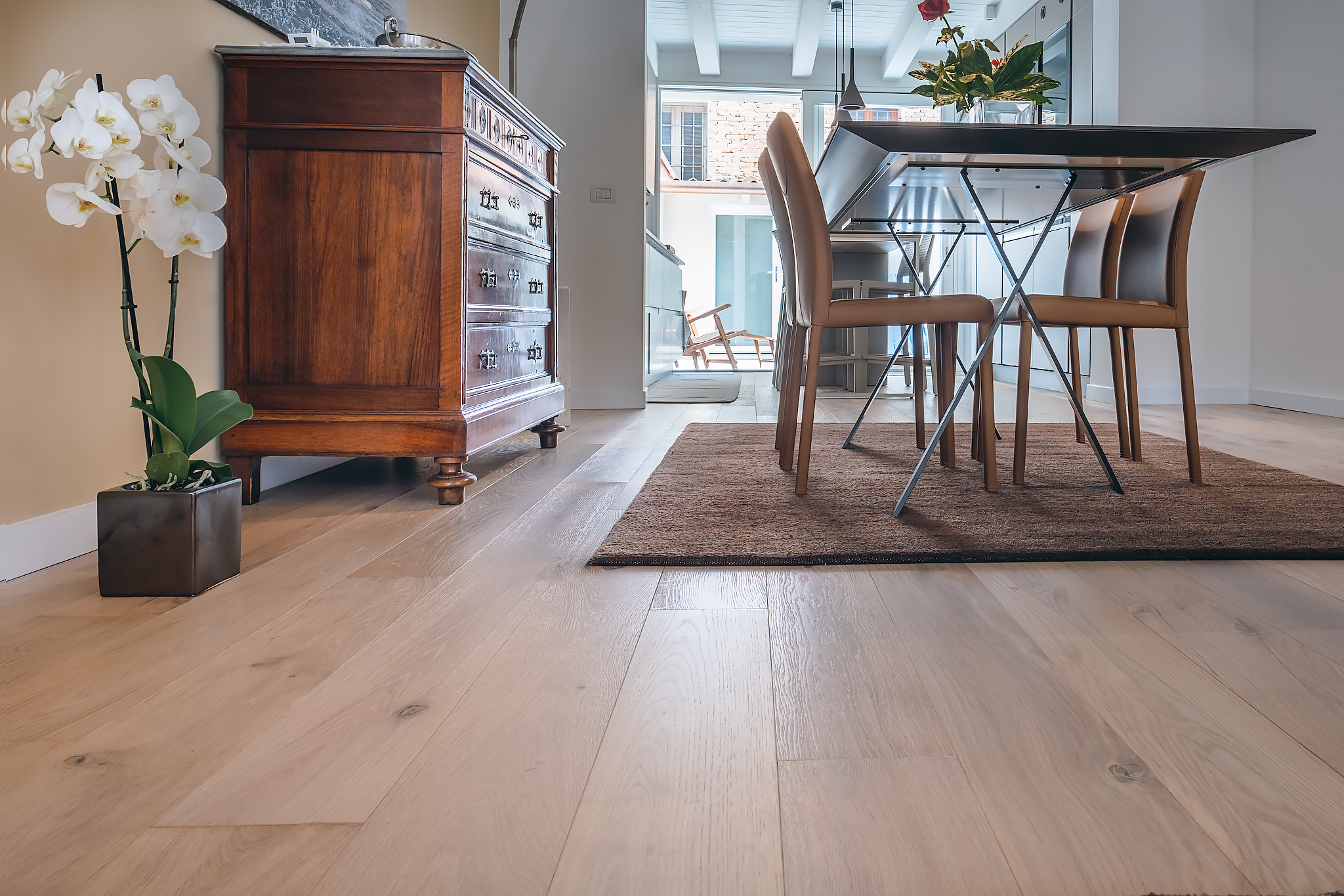 Un tavolo, una pianta e un mobile su un parquet in Rovere Etna di Cabbia