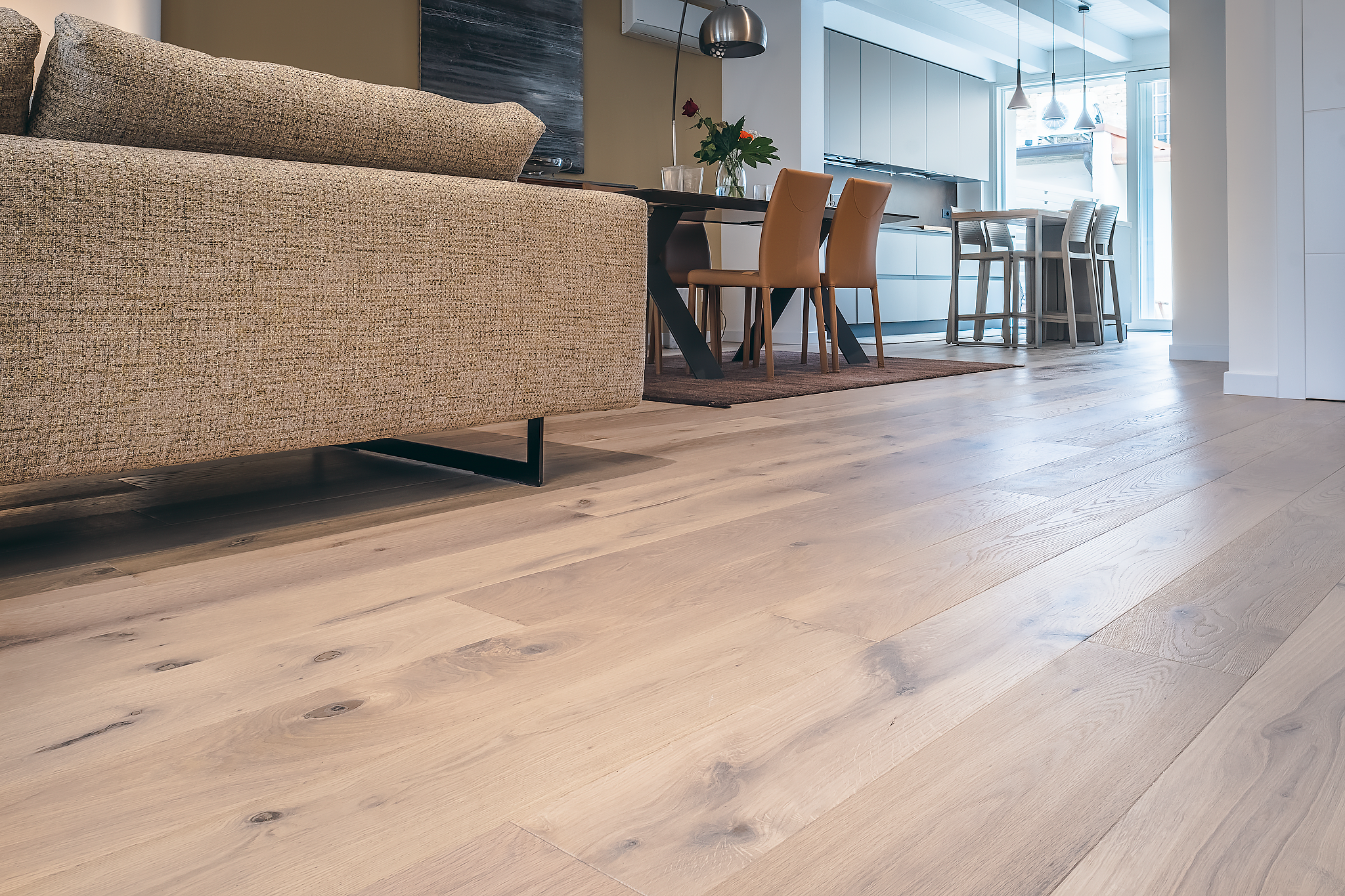 Soggiorno e Sala da pranzo con un parquet in Rovere Etna di Cabbia