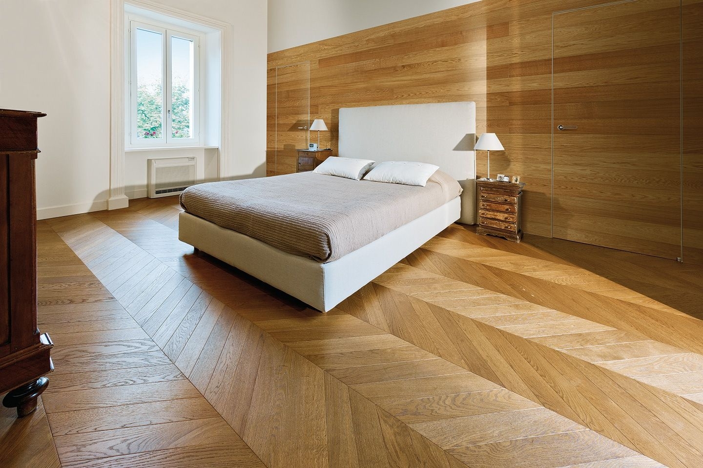 Camera da letto con parquet a Spina Francese Large Rovere naturale di Cabbia