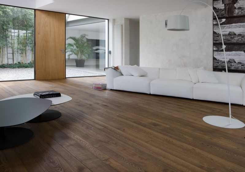 Soggiorno con un parquet Vogue tabacco in Rovere di Cabbia