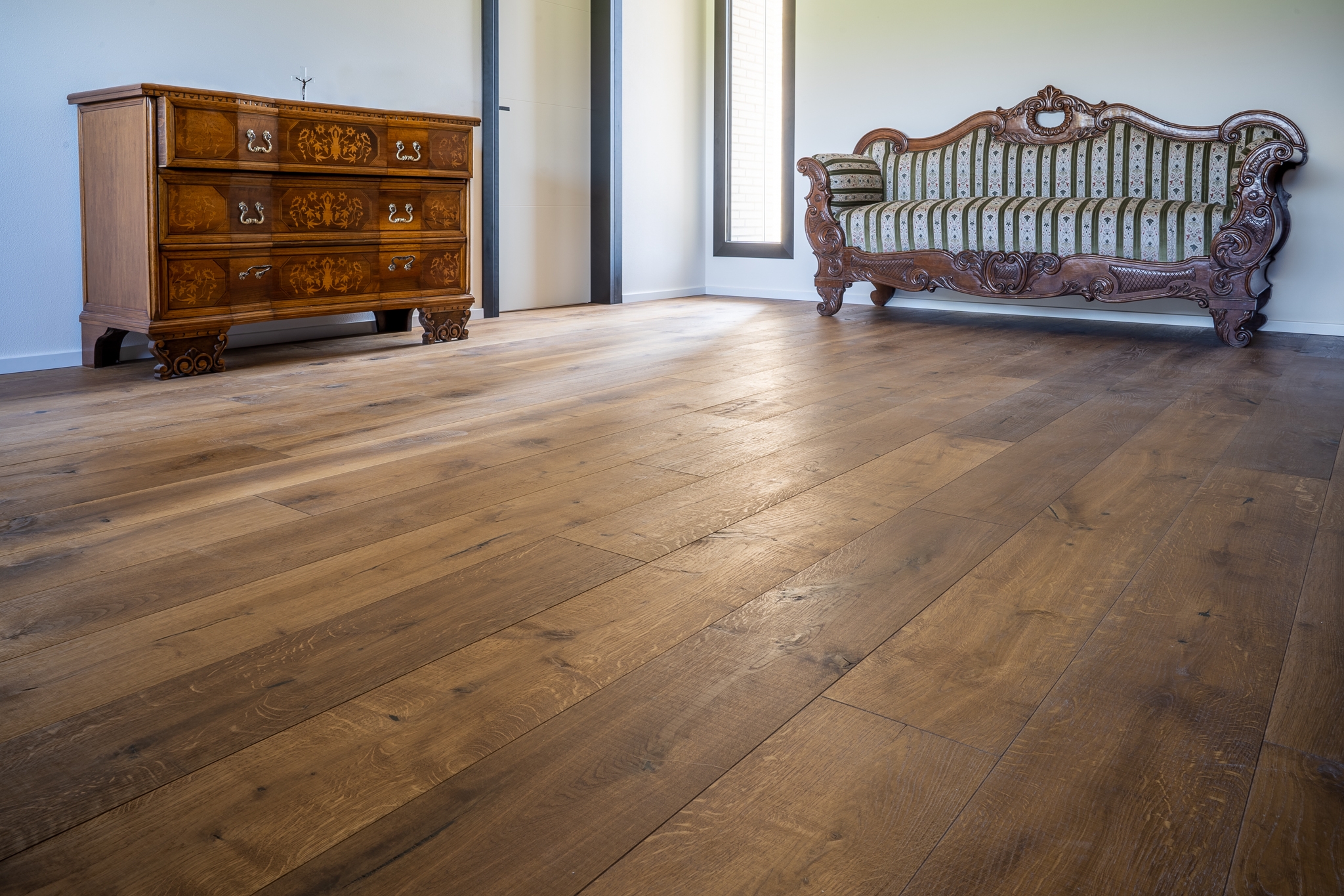 Soggiorno con parquet in Quercia Miele Taglio Sega di Cabbia