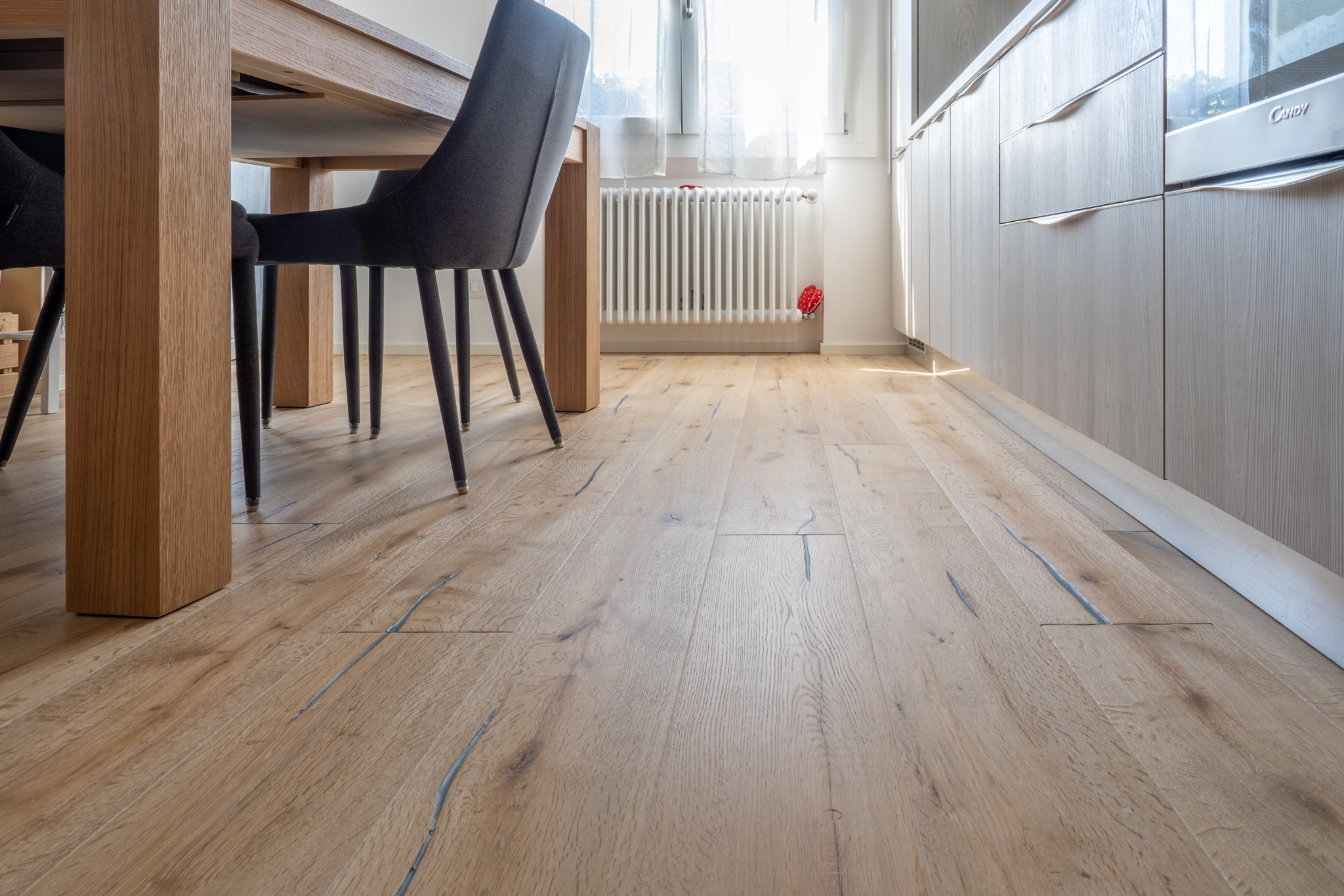 Tavolo e sedia su un parquet in Quercia Alsazia linea Luxury di Cabbia