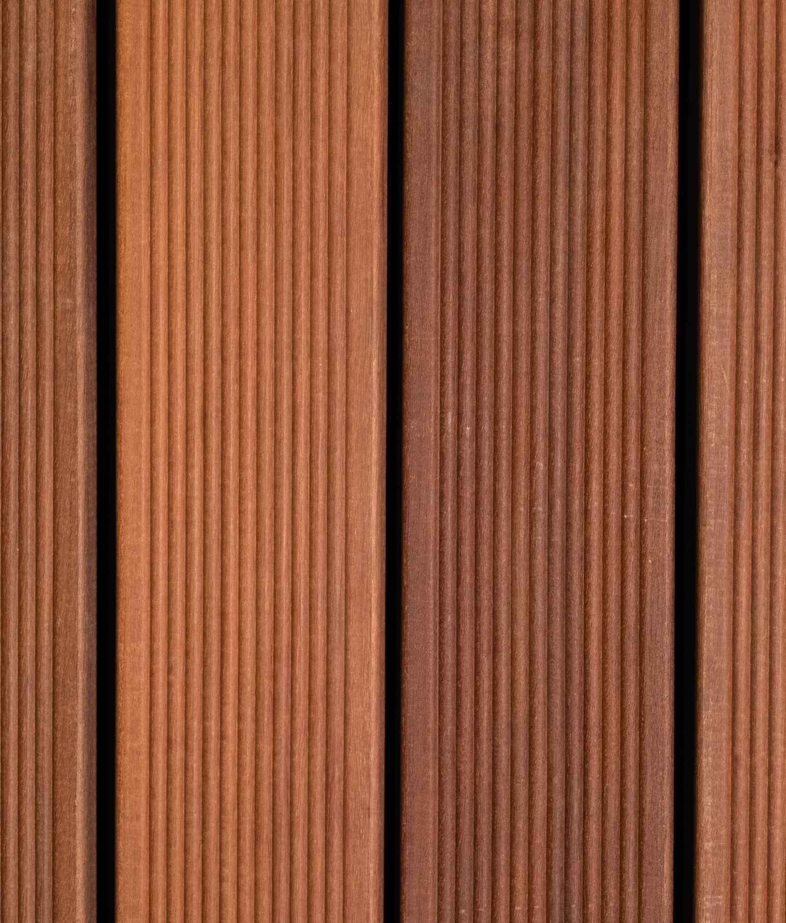 Bordo piscina con Parquet in legno Massaranduba di Cabbia