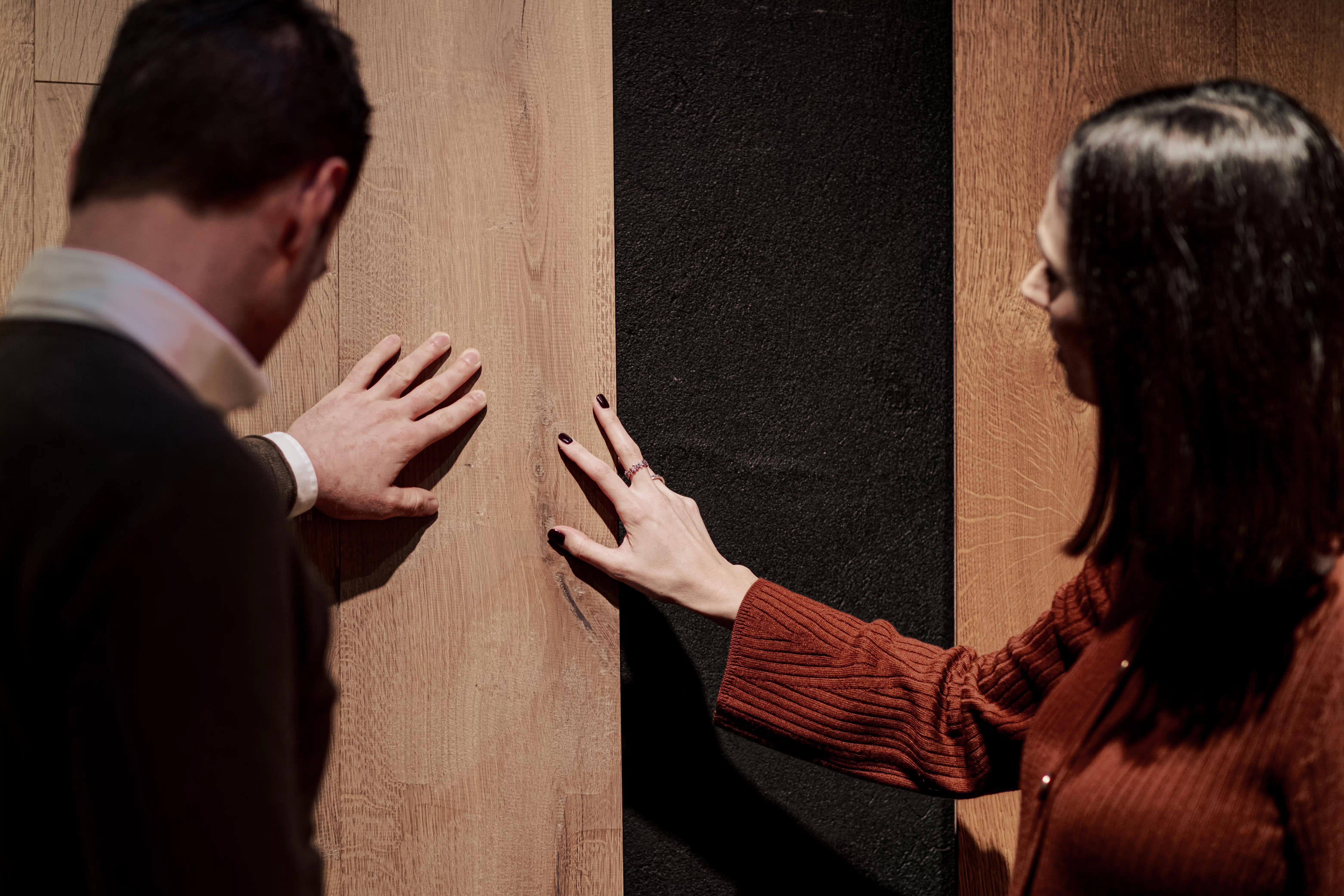 Coppia di persone che toccano assi di legno di Cabbia