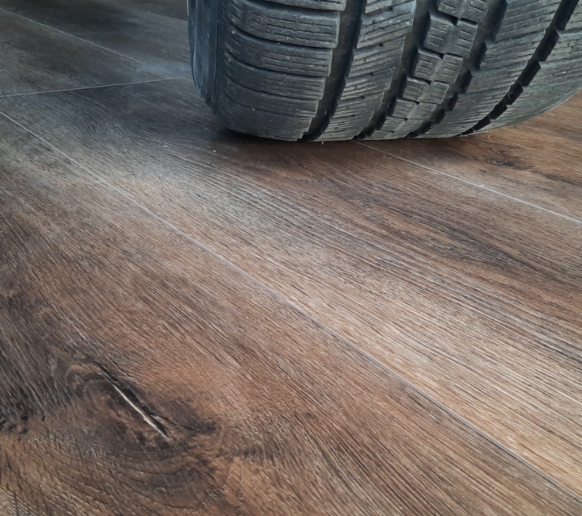 Pneumatico su un parquet in legno Smoked di Cabbia