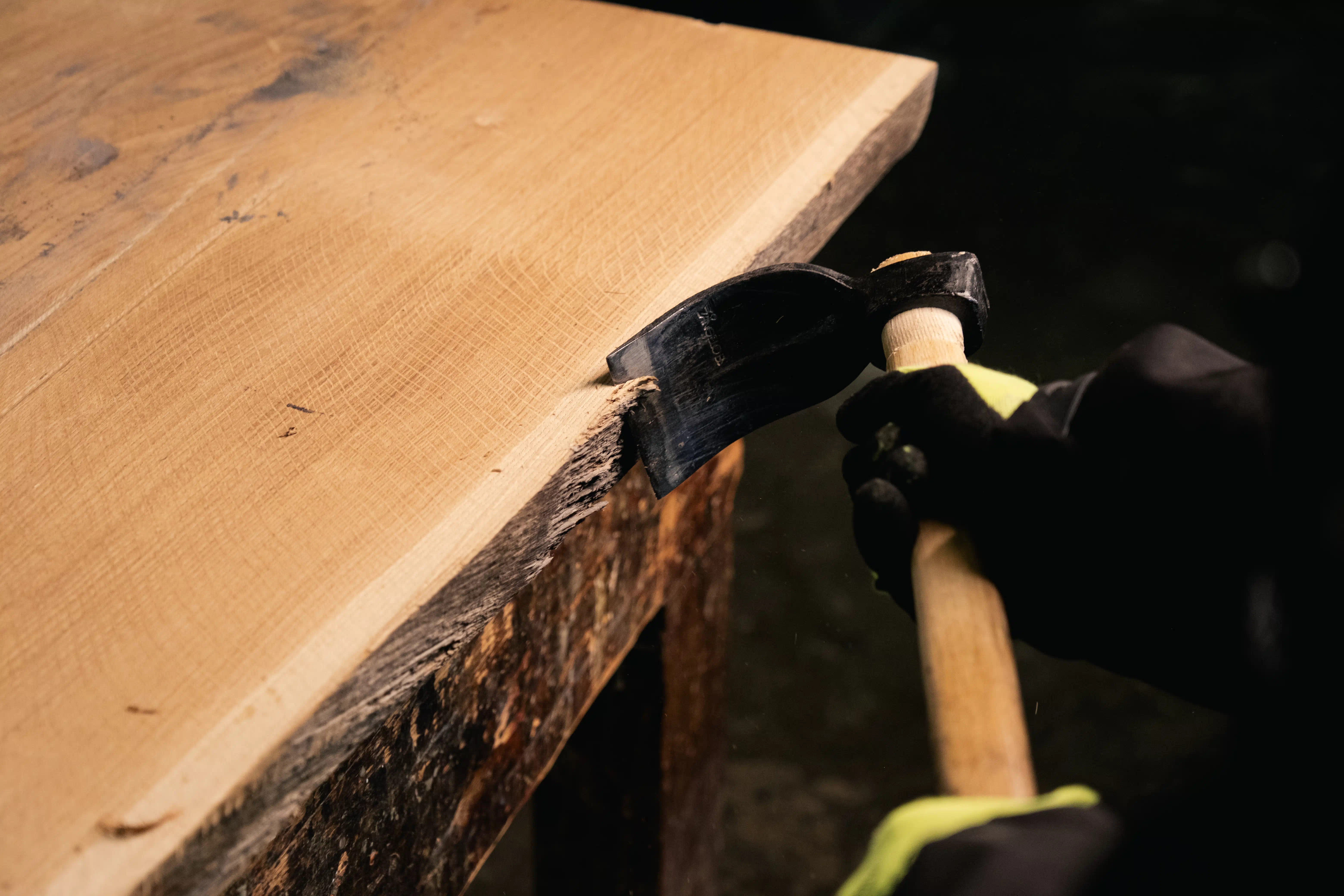 Artigiano di Cabbia che lavora un tavolo in legno