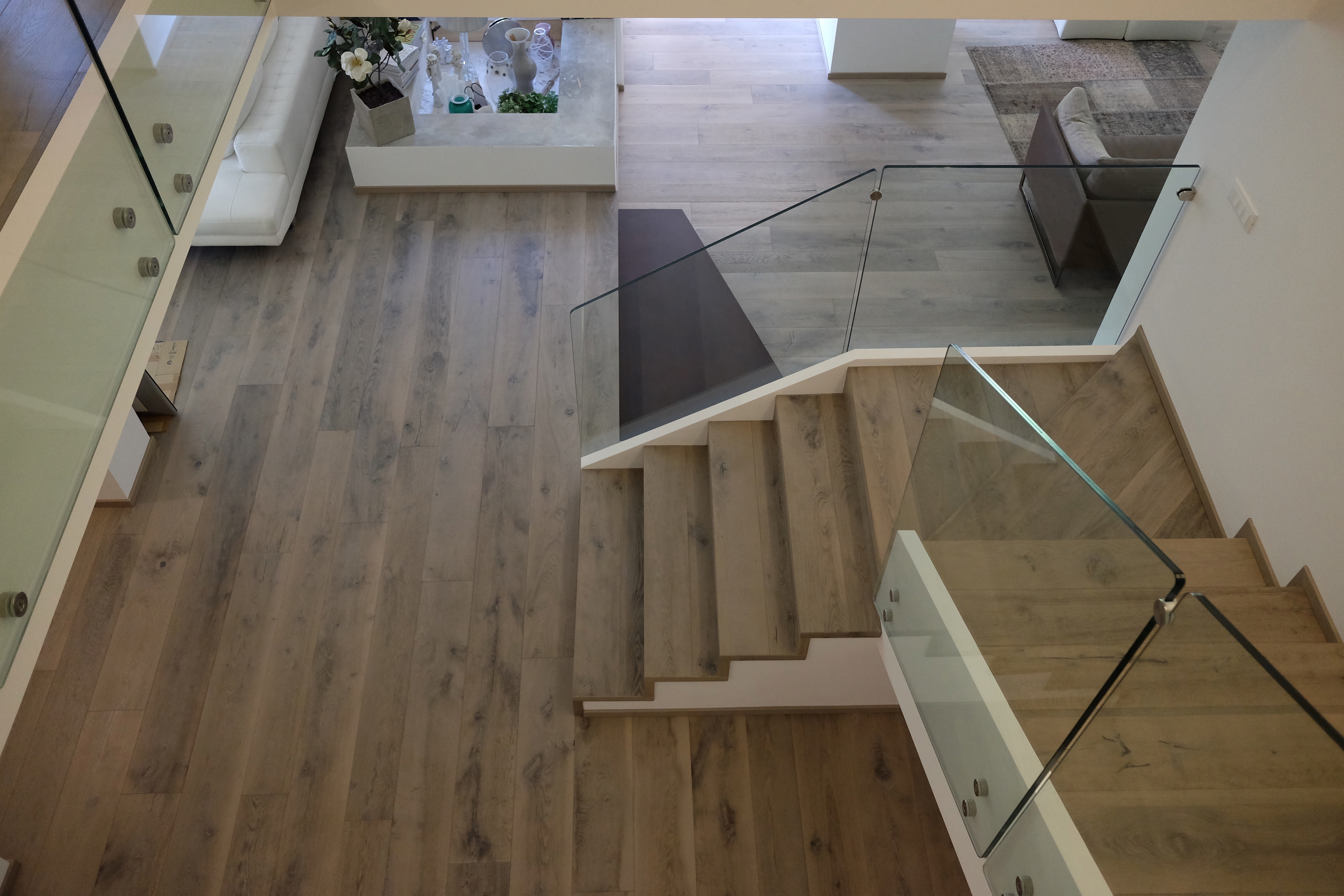 Scalinata con parquet in legno di Quercia Terra Bruciata di Cabbia