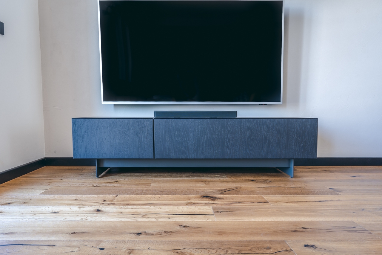 Televisione su un parquet di Quercia Tempi Antichi Naturale di Cabbia