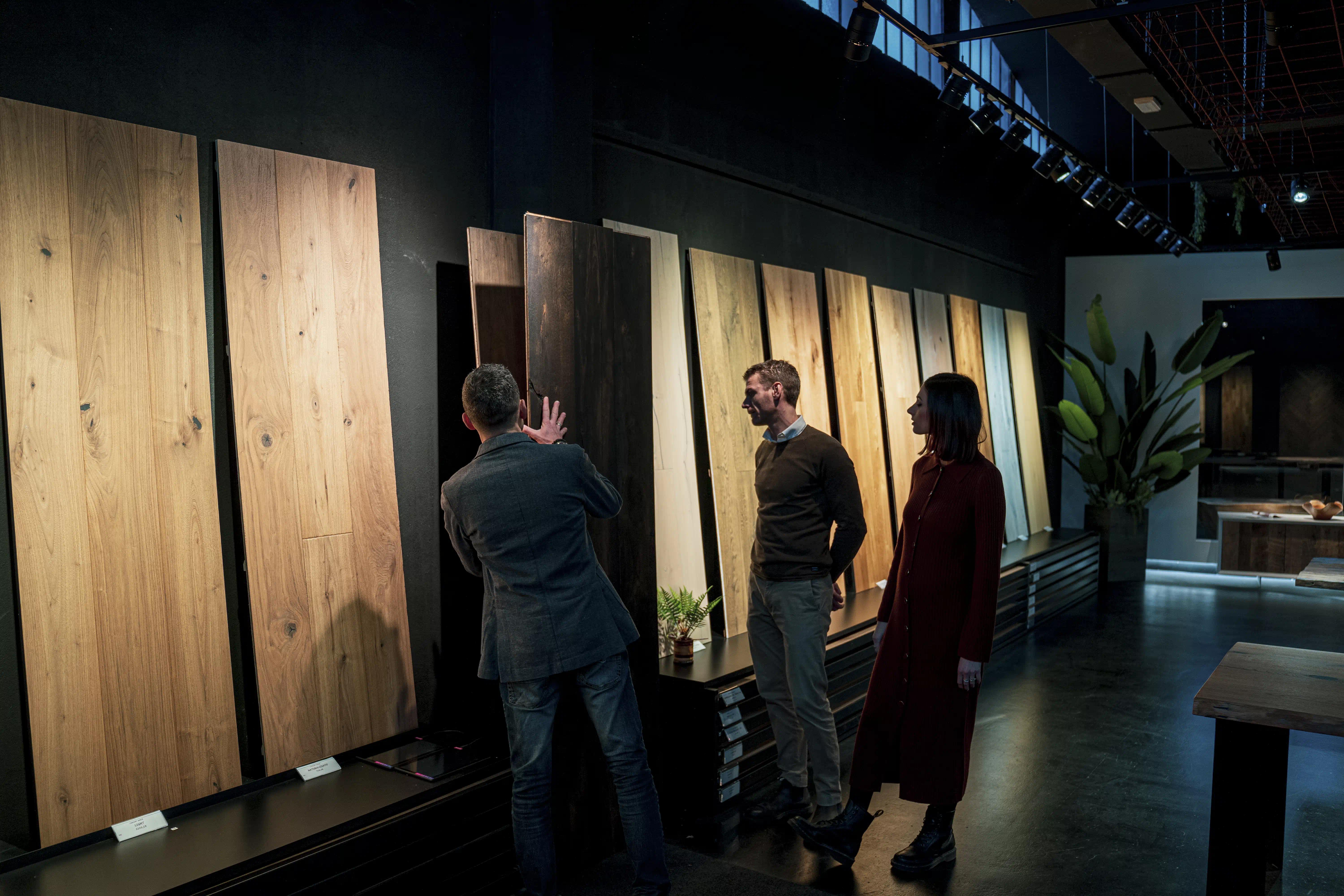 Consulente di Cabbia che mostra a due clienti lo showroom di Cabbia