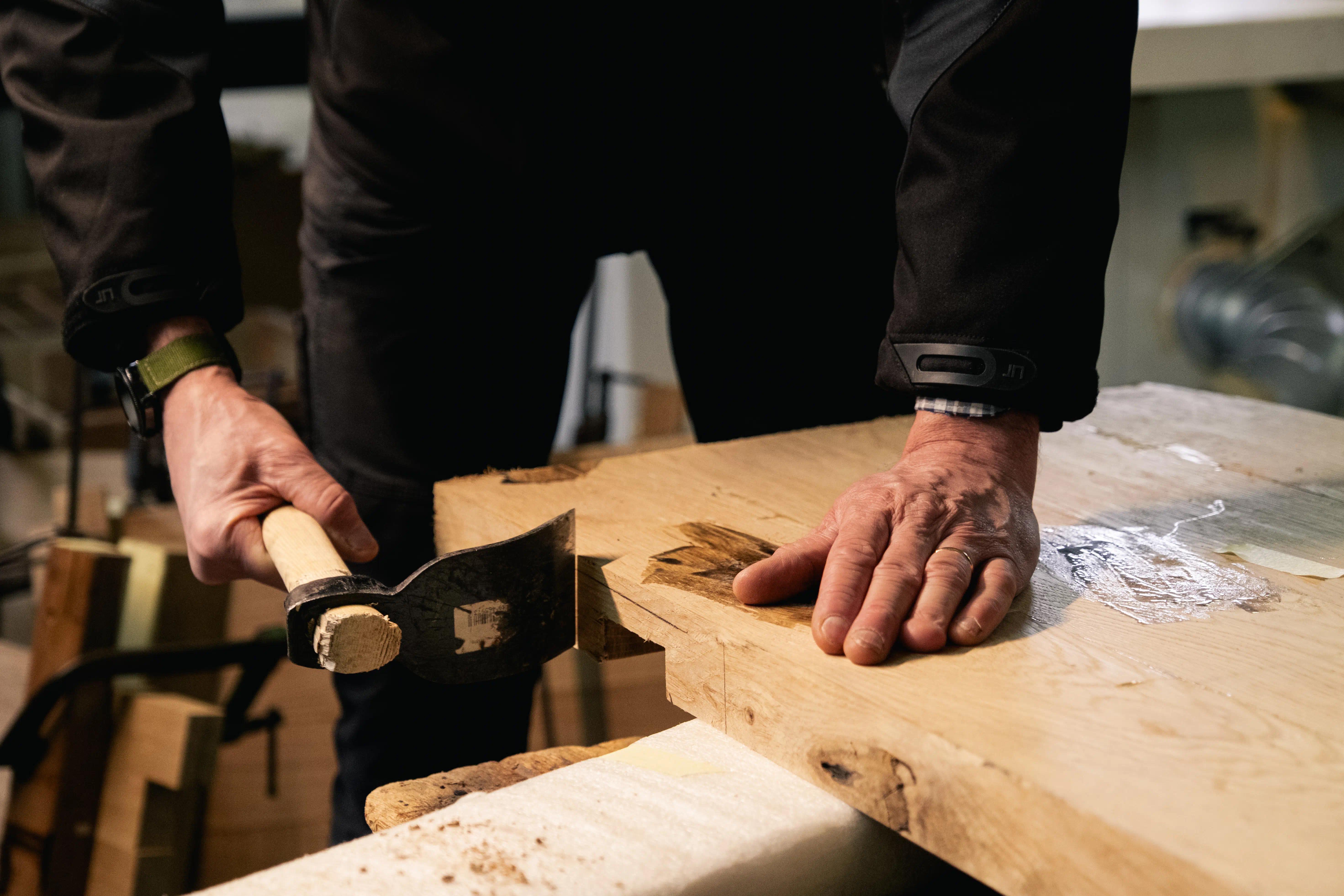 Artigiano di Cabbia che lavora il legno
