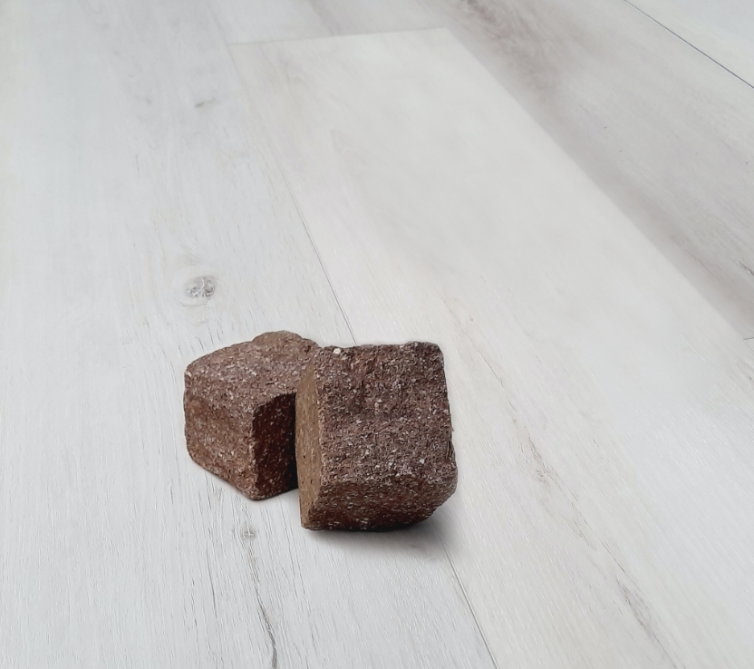 Due elementi cubici su un parquet in legno White Oak di Cabbia