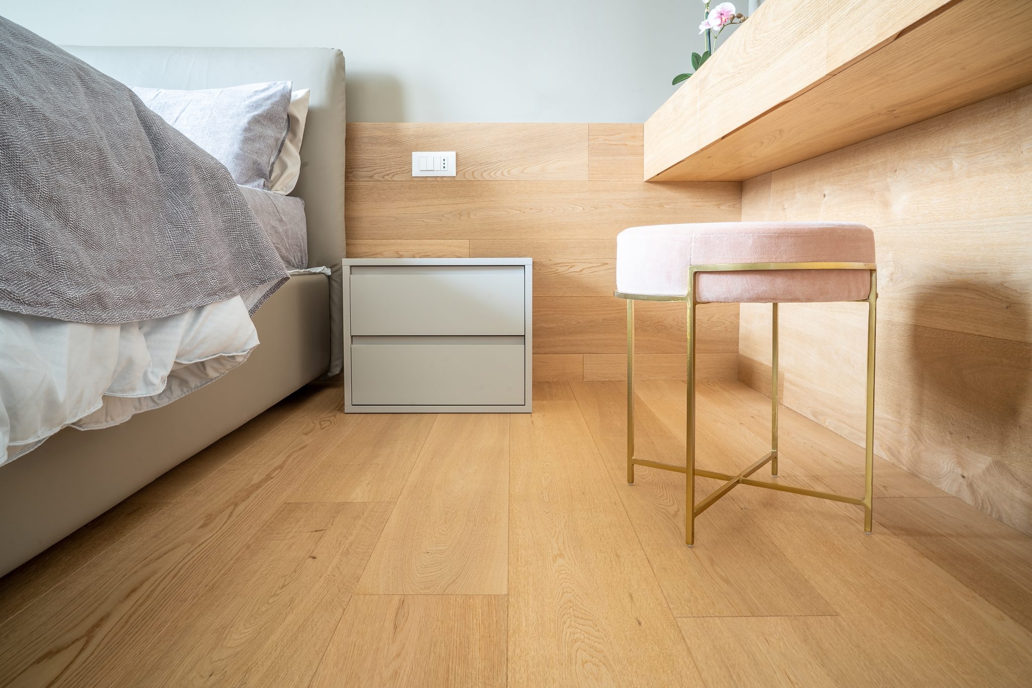 Camera da letto con parquet in Rovere Natural Classic di Cabbia