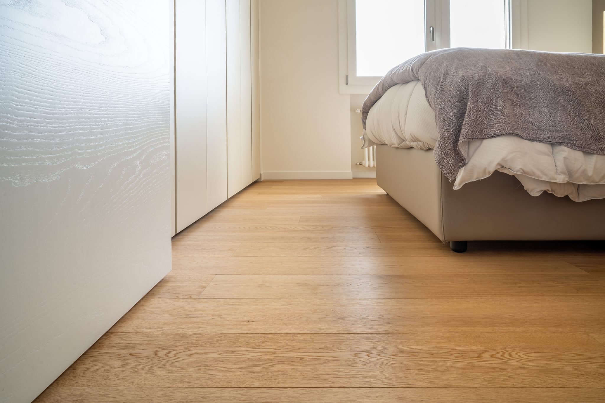 Camera da letto con Parquet in Rovere Natural Classic di Cabbia